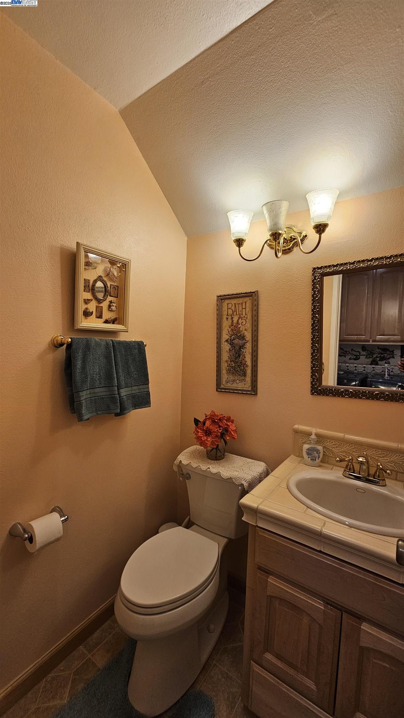 Detail Gallery Image 7 of 19 For 33 Paseo Grande #D,  San Lorenzo,  CA 94580 - 2 Beds | 1/1 Baths