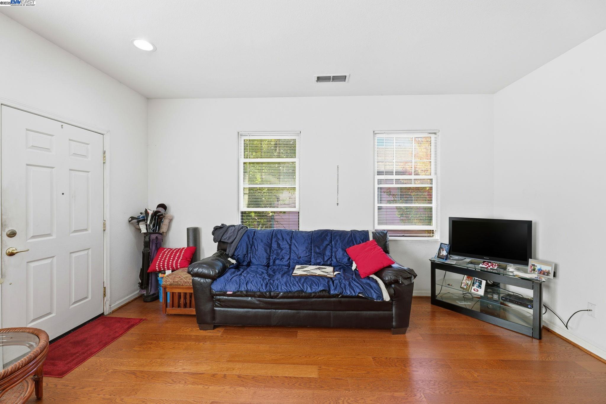 Detail Gallery Image 12 of 56 For 1142 Taraya Ter, Hercules,  CA 94547 - 5 Beds | 3/1 Baths