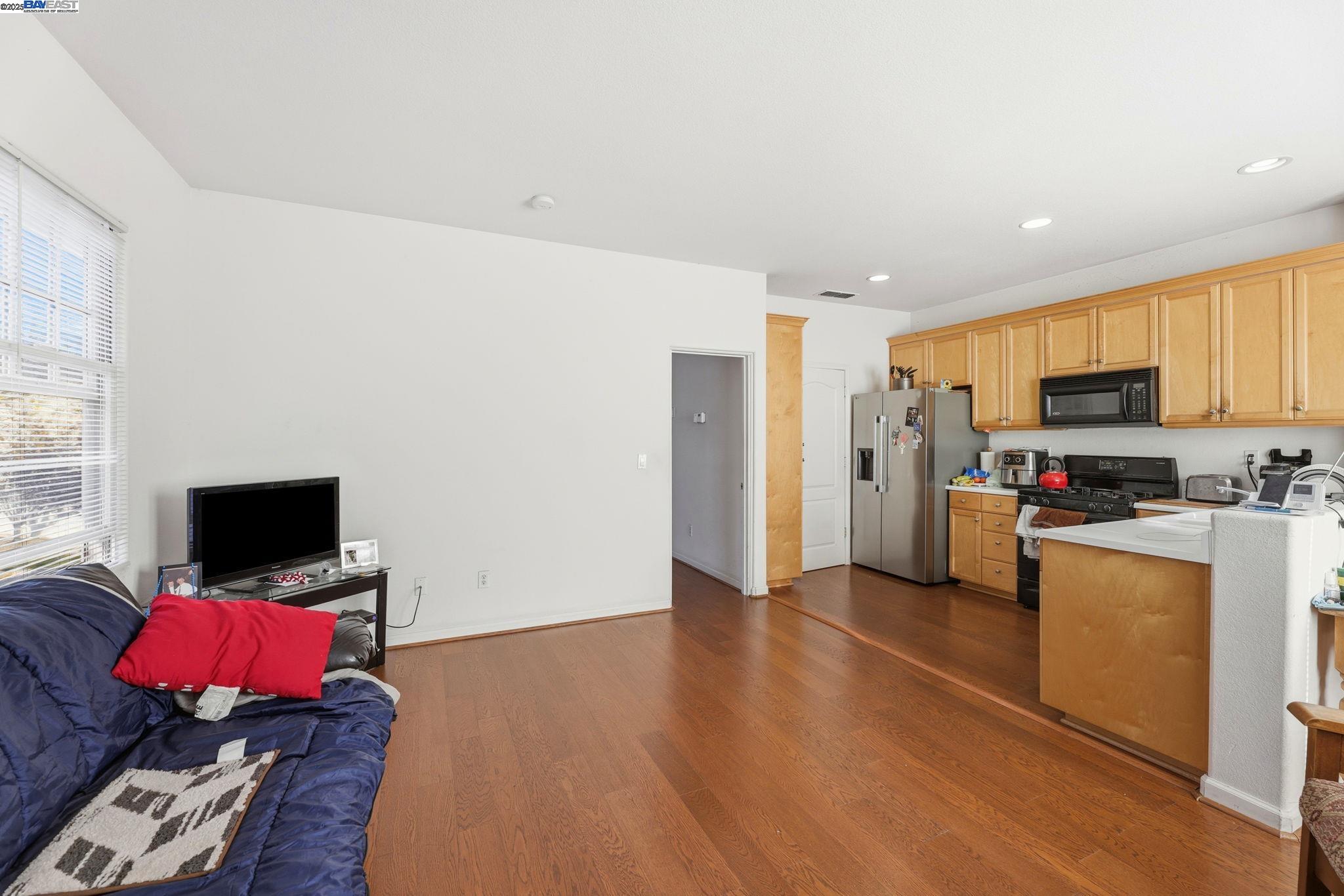 Detail Gallery Image 13 of 56 For 1142 Taraya Ter, Hercules,  CA 94547 - 5 Beds | 3/1 Baths