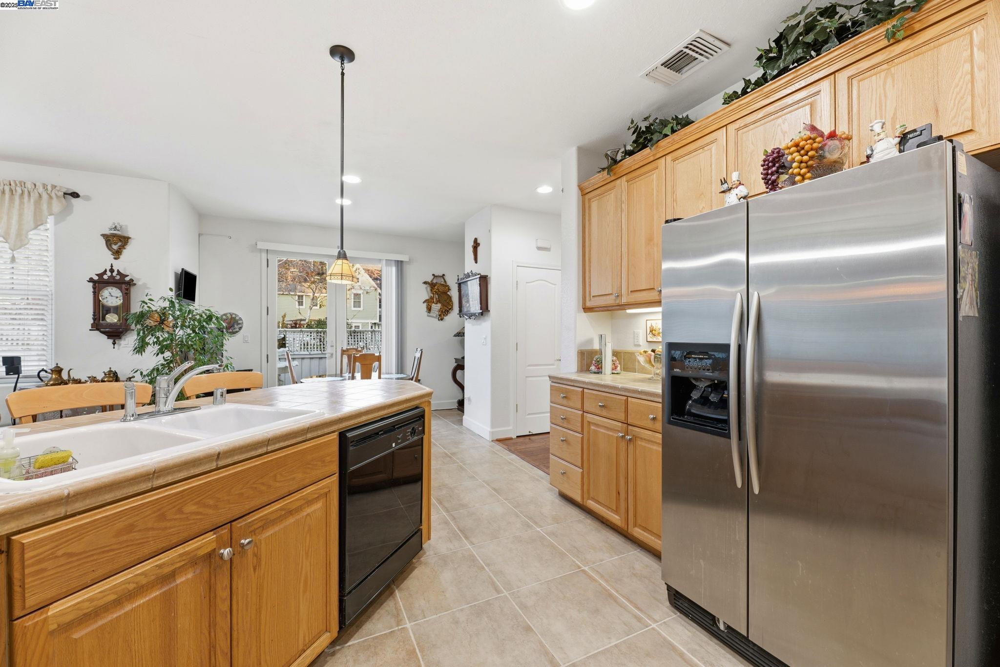 Detail Gallery Image 17 of 56 For 1142 Taraya Ter, Hercules,  CA 94547 - 5 Beds | 3/1 Baths