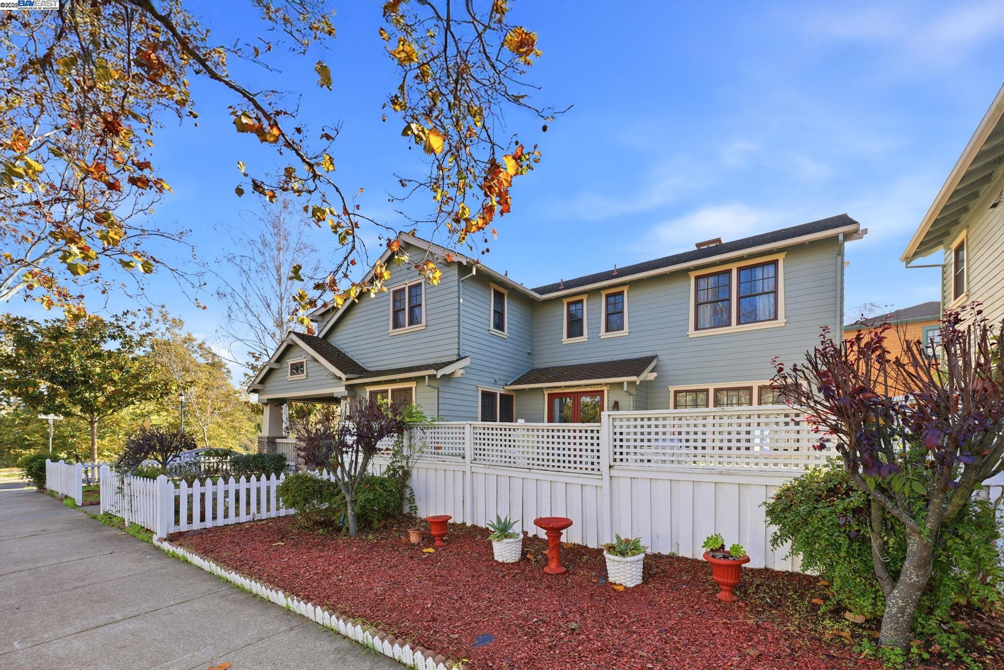 Detail Gallery Image 3 of 56 For 1142 Taraya Ter, Hercules,  CA 94547 - 5 Beds | 3/1 Baths