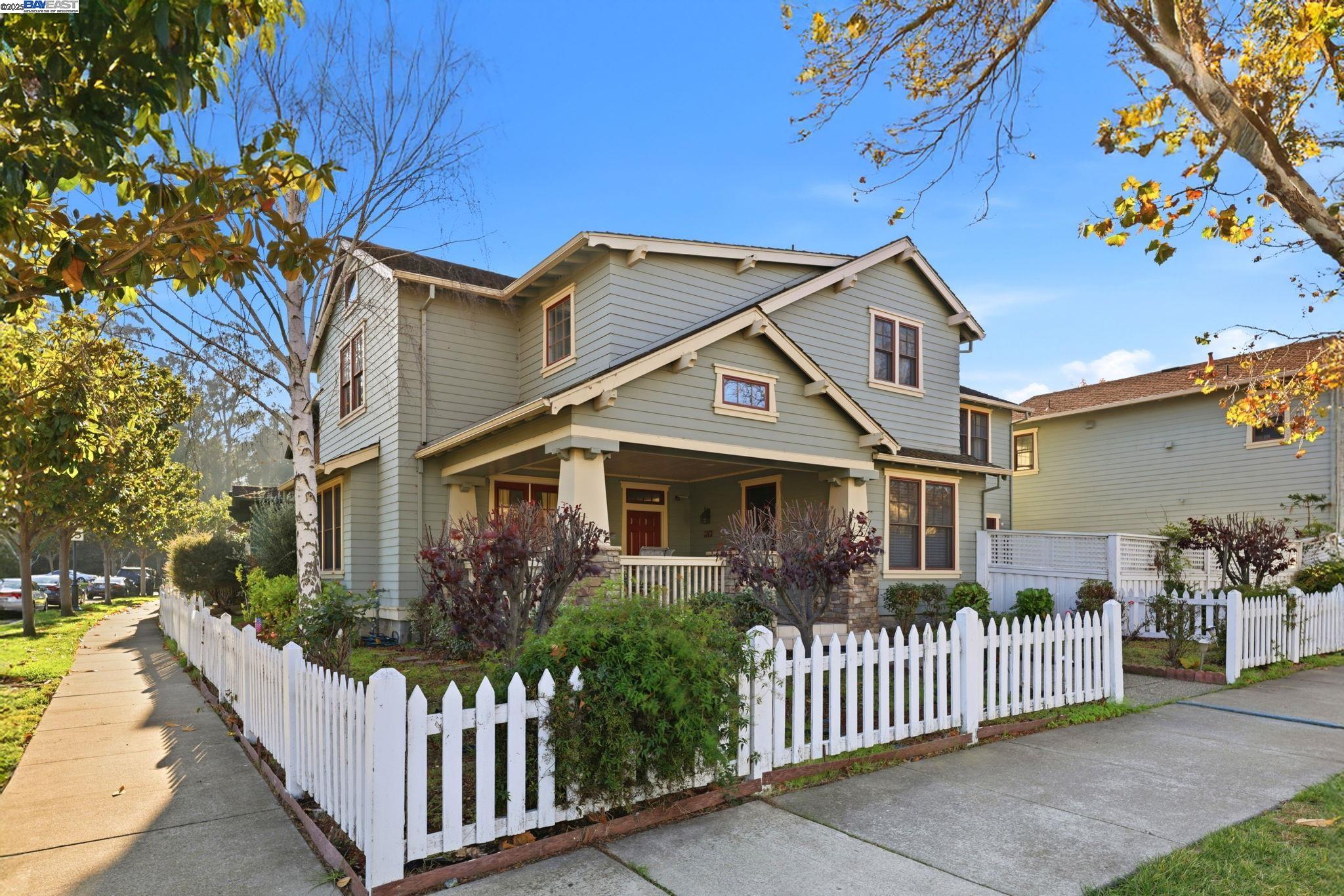 Detail Gallery Image 4 of 56 For 1142 Taraya Ter, Hercules,  CA 94547 - 5 Beds | 3/1 Baths