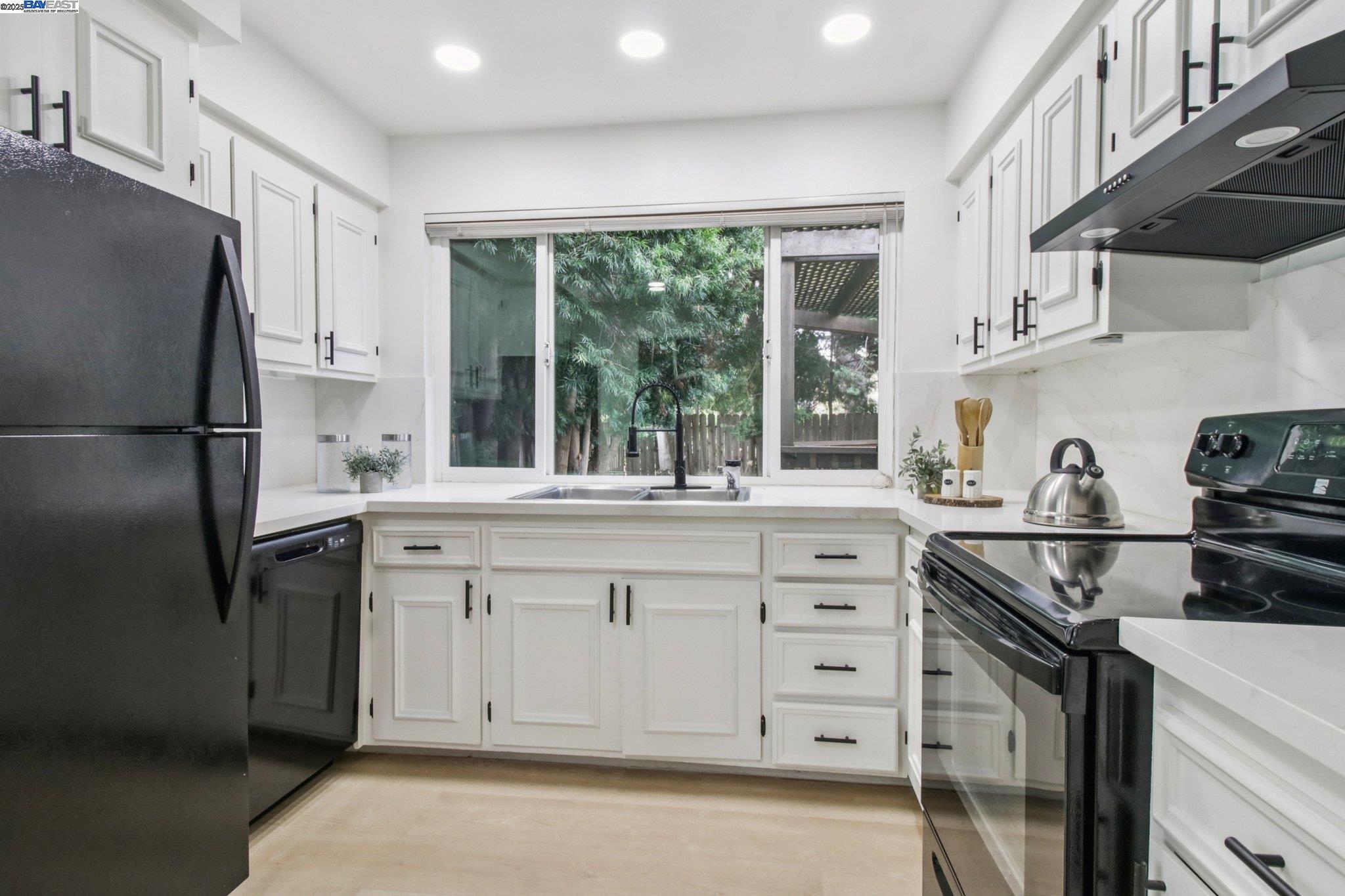 Detail Gallery Image 6 of 16 For 16045 via Cordoba, San Lorenzo,  CA 94580 - 3 Beds | 1 Baths