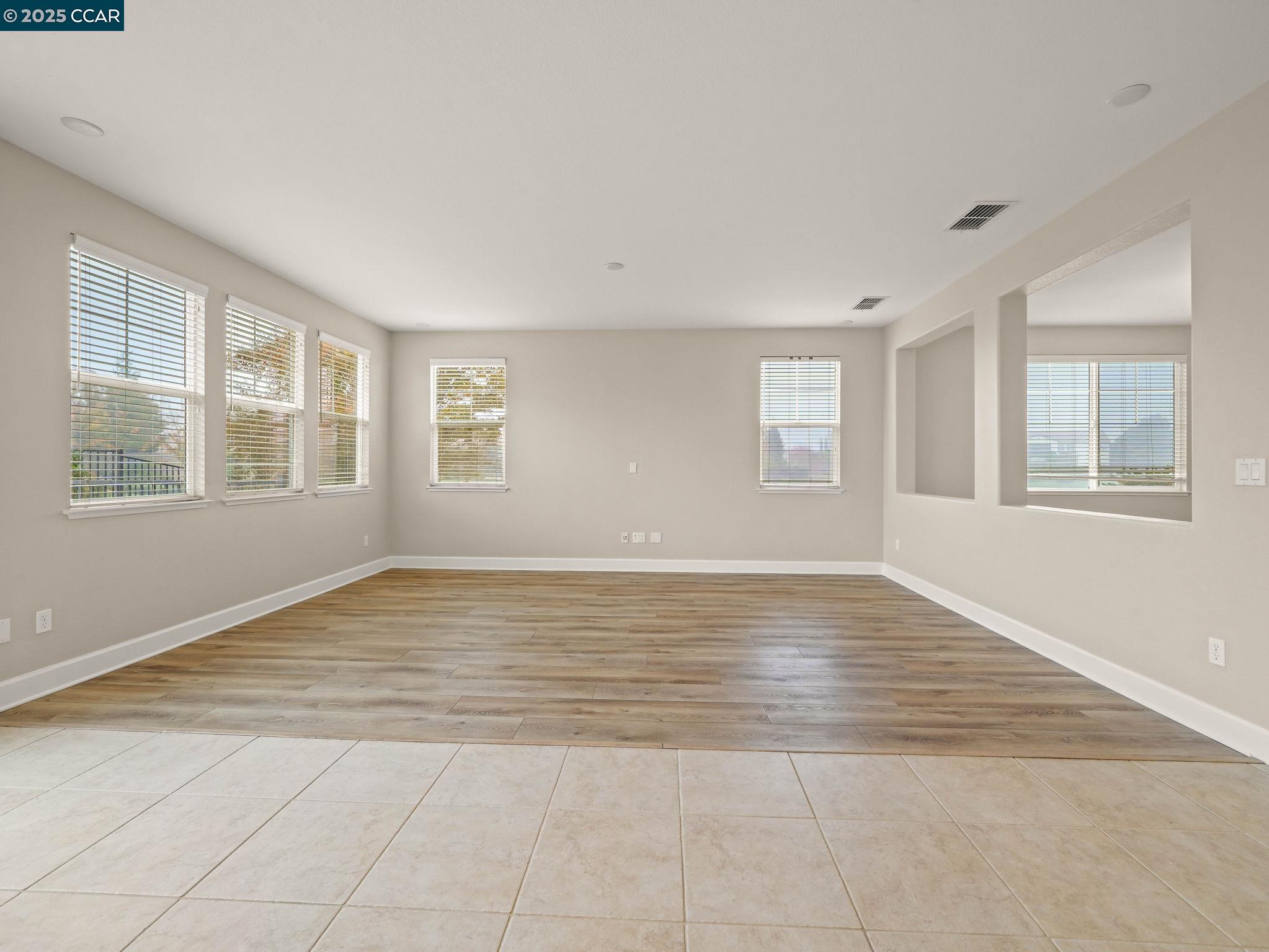 Detail Gallery Image 4 of 38 For 929 Painted Shore Court, Oakley,  CA 94561-5710 - 4 Beds | 3 Baths