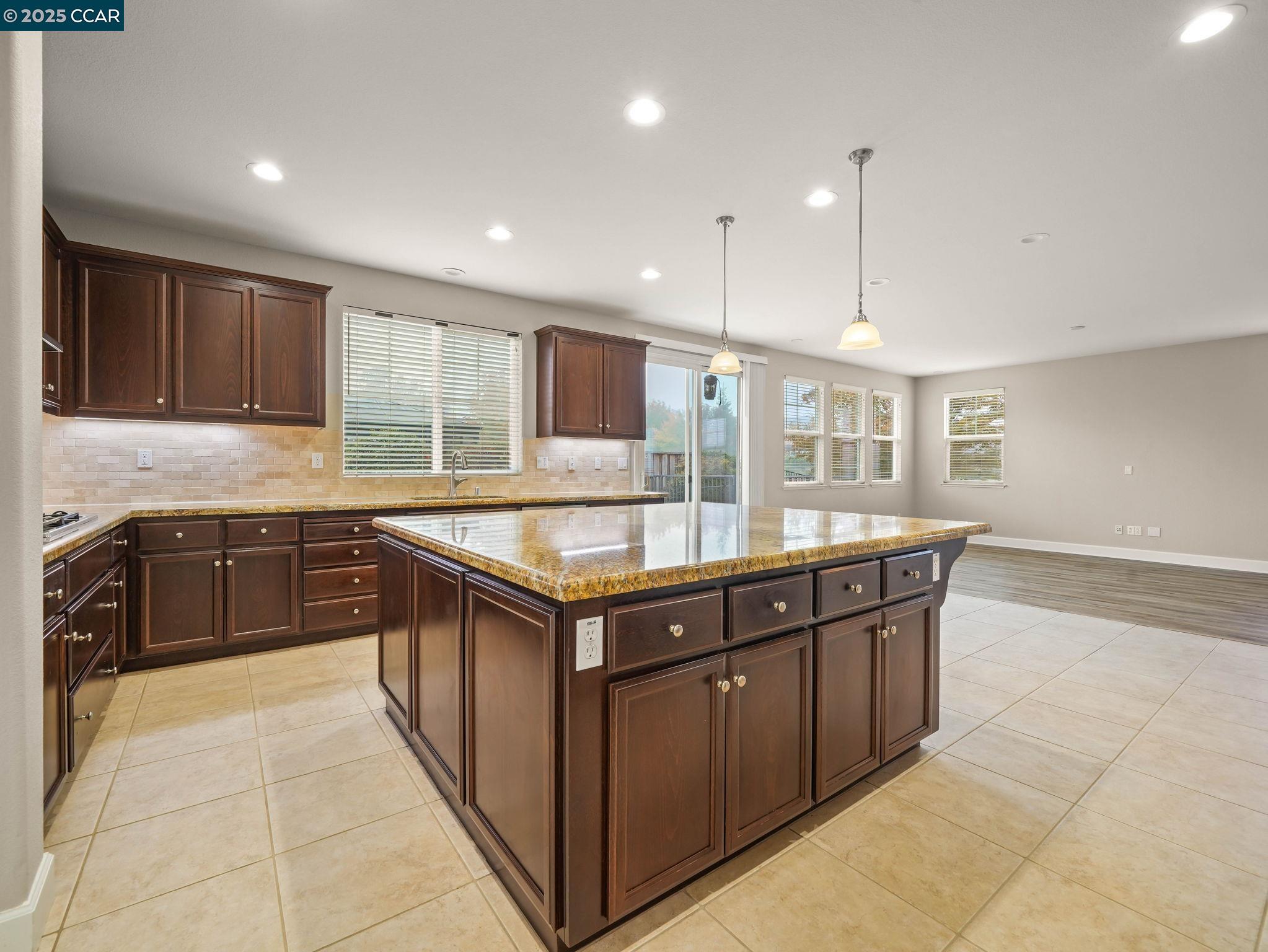 Detail Gallery Image 6 of 38 For 929 Painted Shore Court, Oakley,  CA 94561-5710 - 4 Beds | 3 Baths