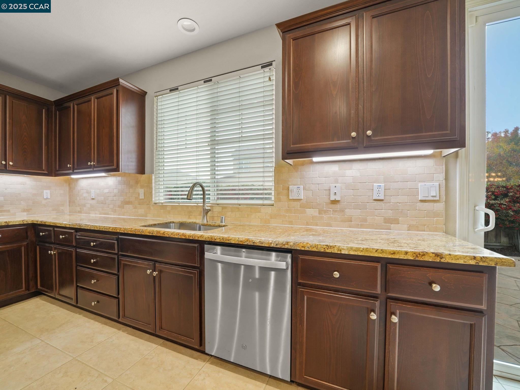 Detail Gallery Image 7 of 38 For 929 Painted Shore Court, Oakley,  CA 94561-5710 - 4 Beds | 3 Baths