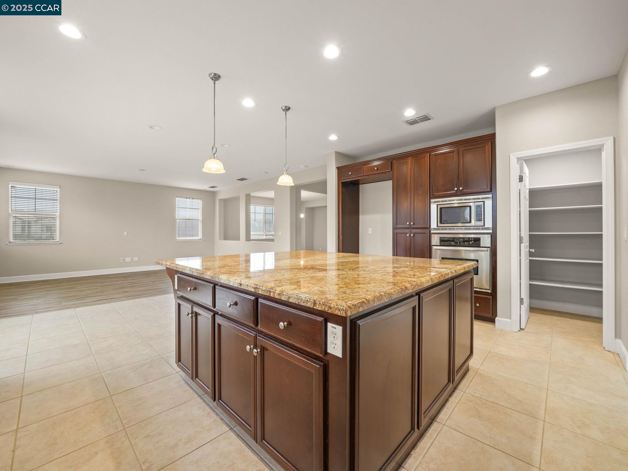 Detail Gallery Image 9 of 38 For 929 Painted Shore Court, Oakley,  CA 94561-5710 - 4 Beds | 3 Baths