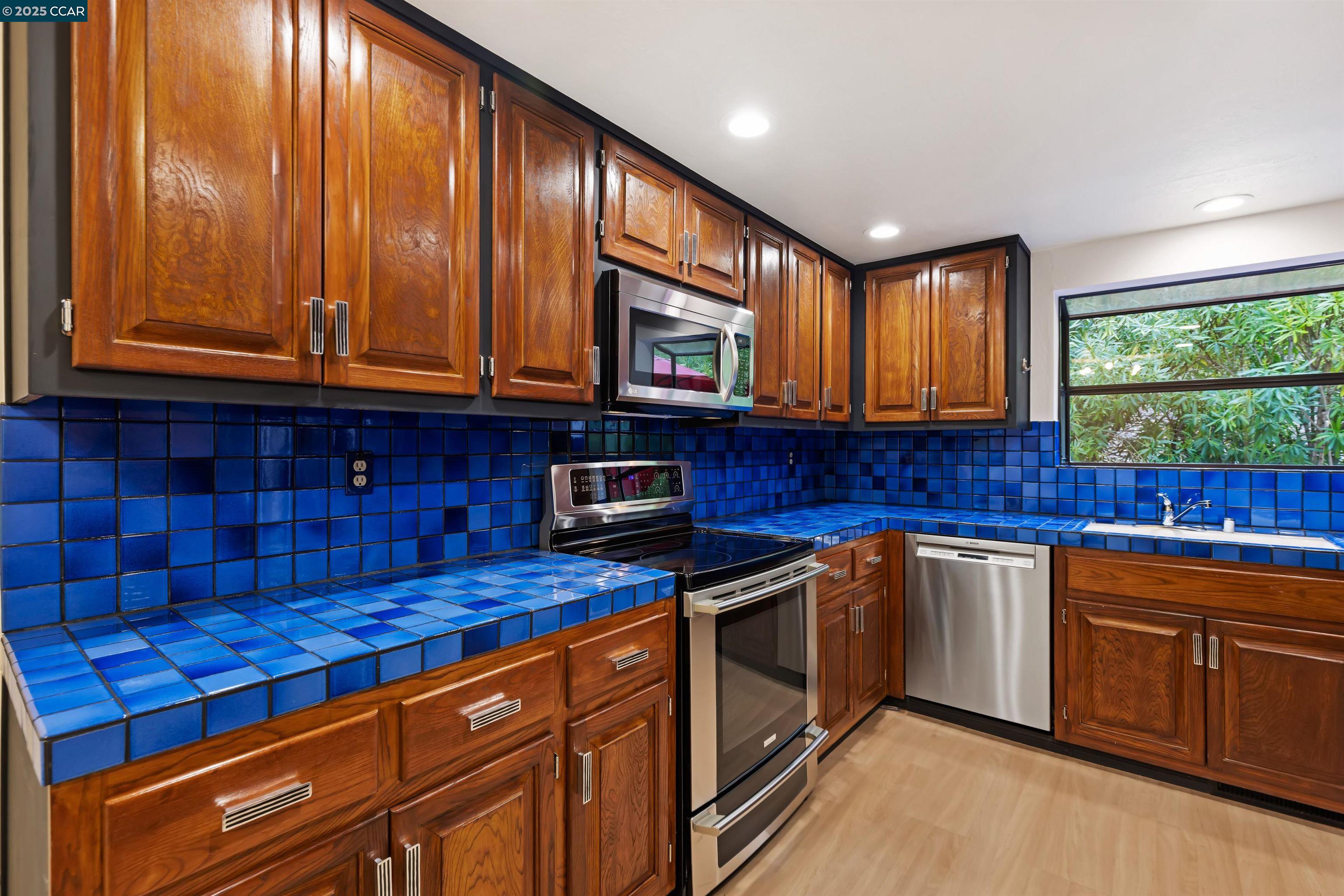 Detail Gallery Image 12 of 26 For 1744 Spyglass Ln, Moraga,  CA 94556 - 3 Beds | 2 Baths