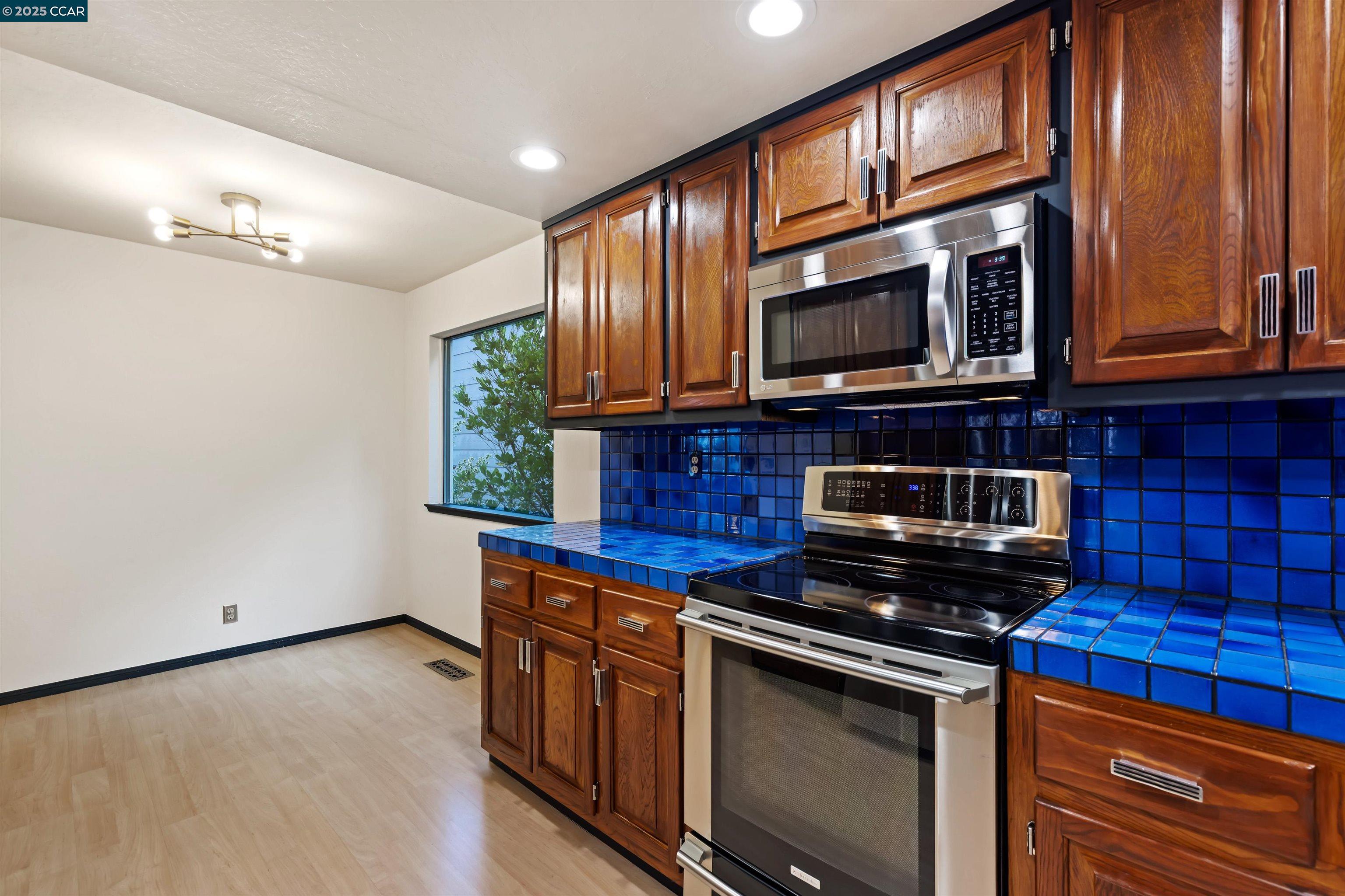 Detail Gallery Image 13 of 26 For 1744 Spyglass Ln, Moraga,  CA 94556 - 3 Beds | 2 Baths