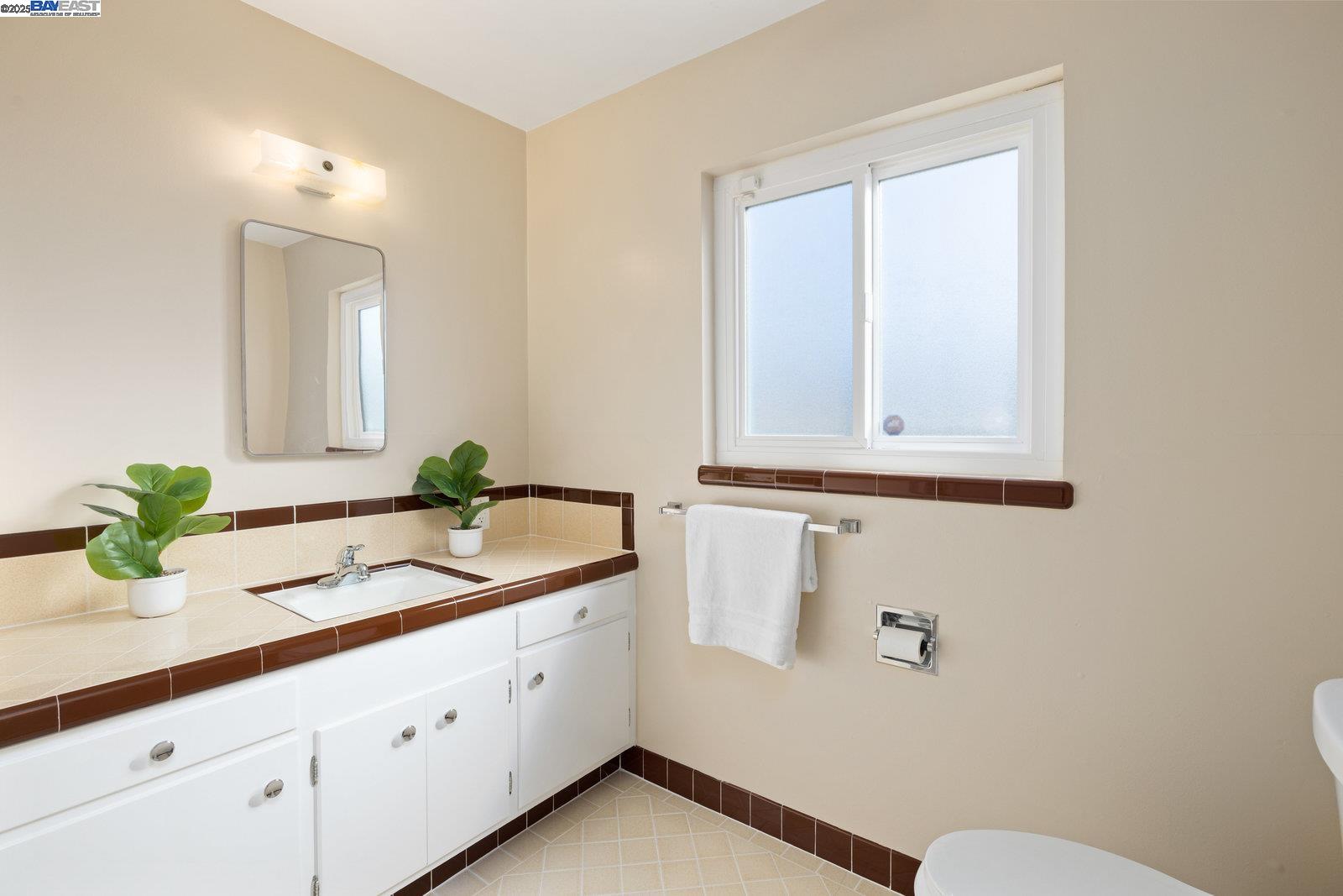 Detail Gallery Image 13 of 22 For 2567 Humboldt, San Leandro,  CA 94577 - 4 Beds | 3 Baths