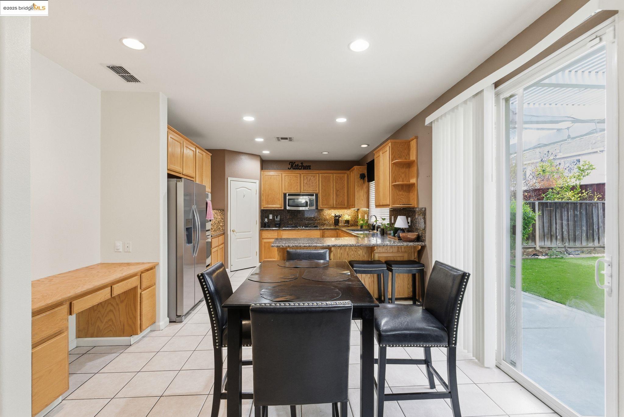 Detail Gallery Image 16 of 39 For 2076 Catalpa Way, Antioch,  CA 94509 - 5 Beds | 2/1 Baths