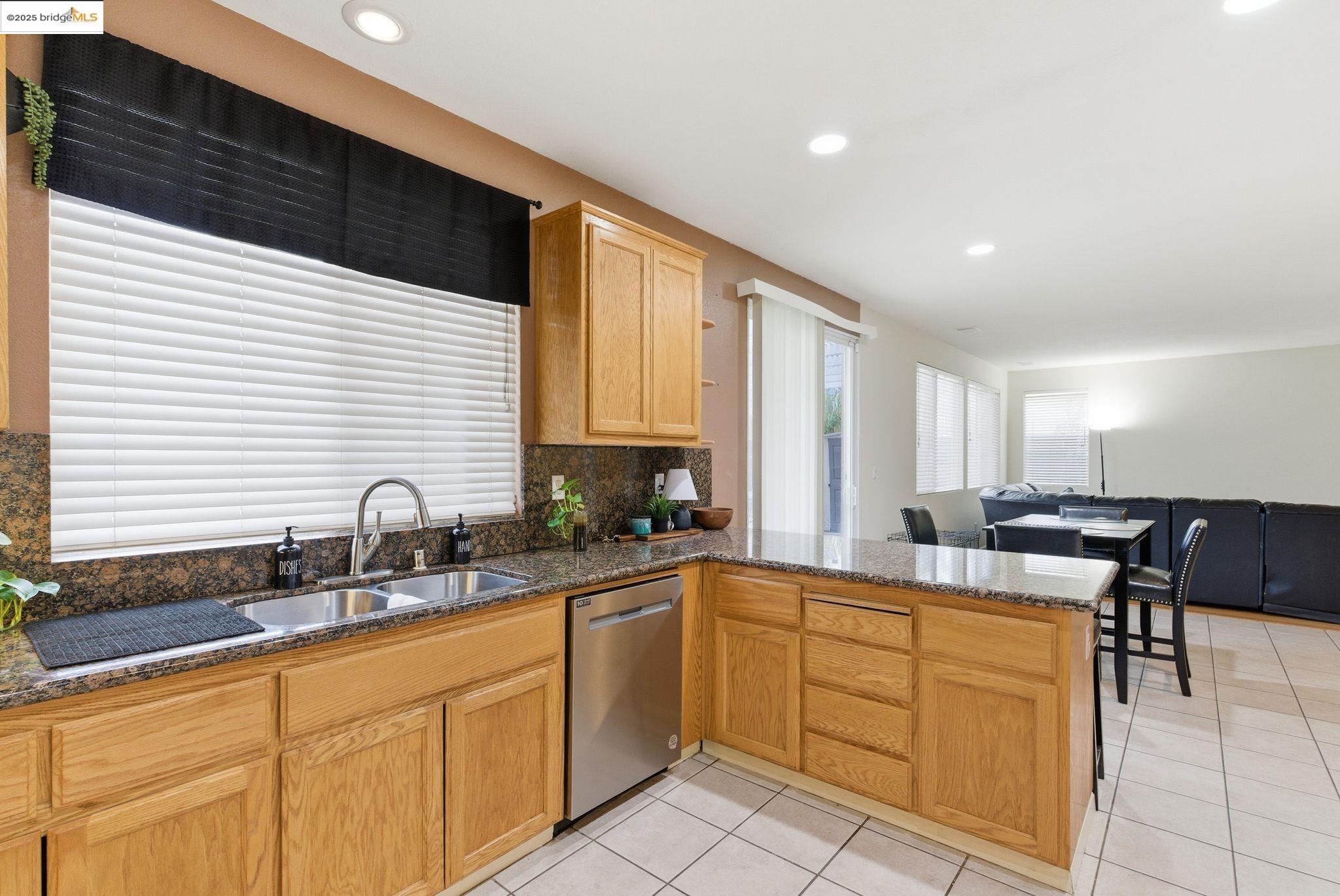 Detail Gallery Image 18 of 39 For 2076 Catalpa Way, Antioch,  CA 94509 - 5 Beds | 2/1 Baths