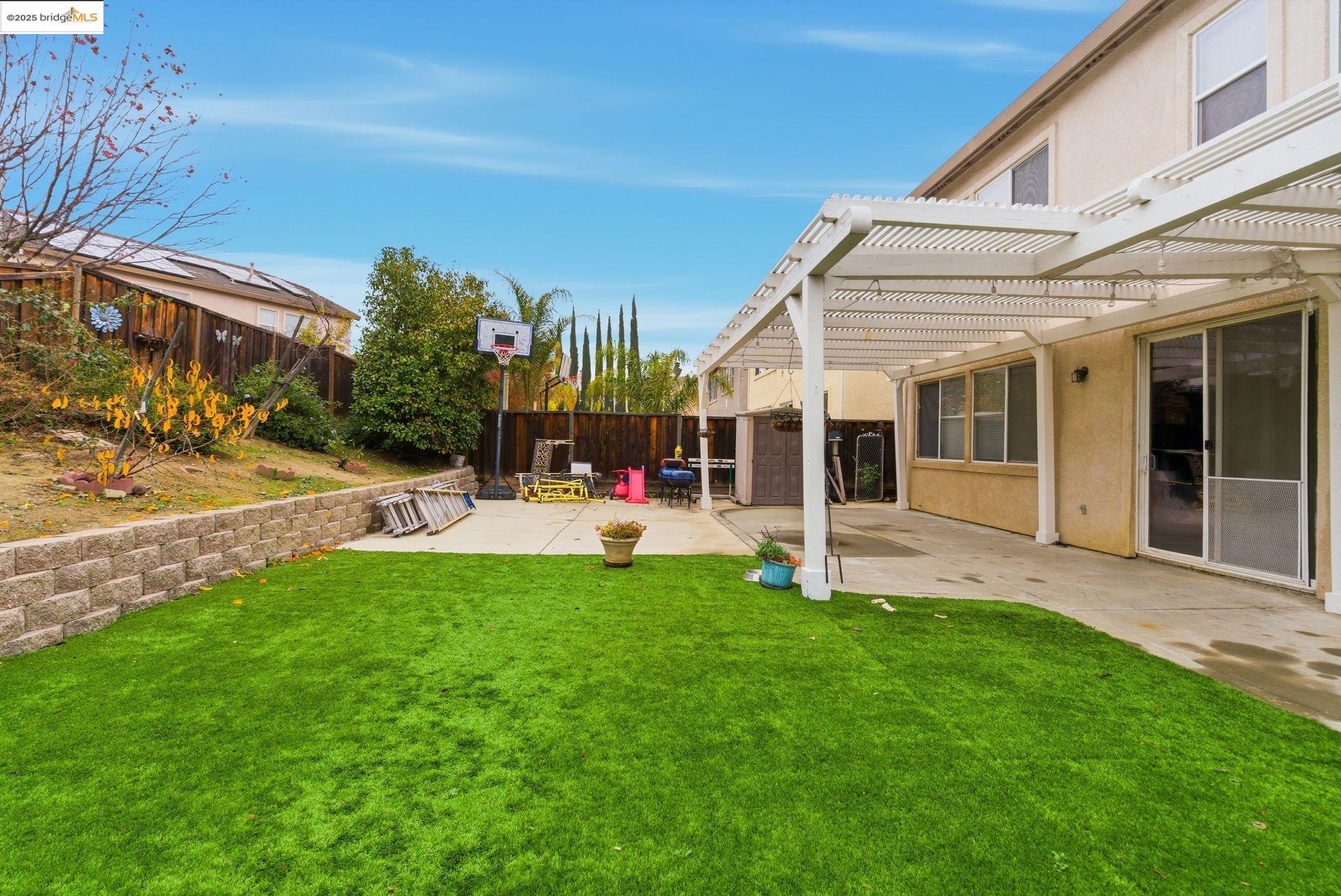 Detail Gallery Image 5 of 39 For 2076 Catalpa Way, Antioch,  CA 94509 - 5 Beds | 2/1 Baths