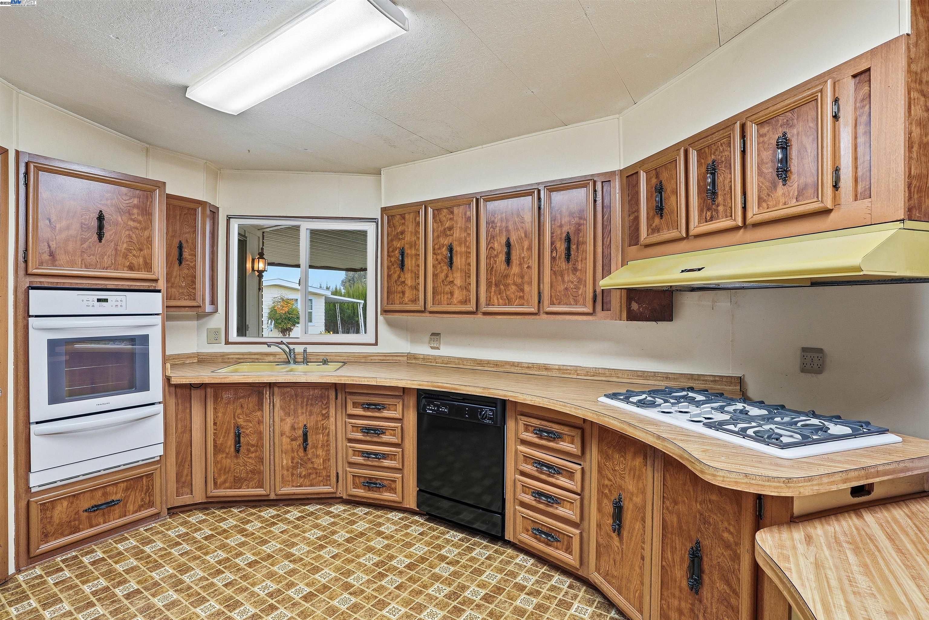 Detail Gallery Image 14 of 44 For 61 Pali Way, Pittsburg,  CA 94565 - 2 Beds | 2 Baths