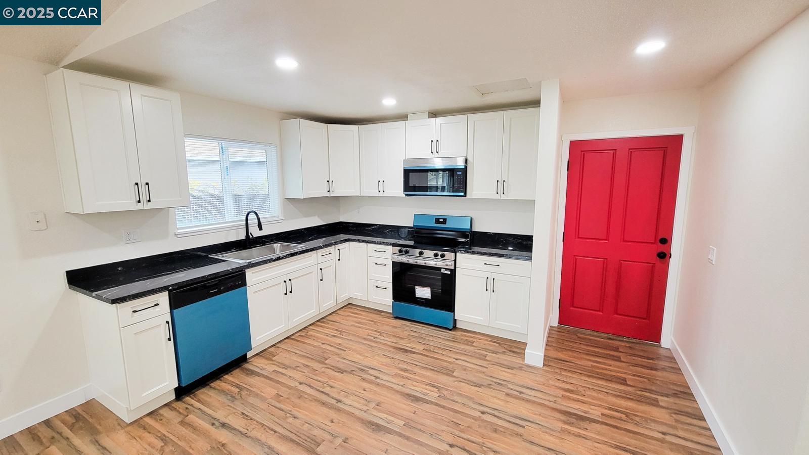 Detail Gallery Image 3 of 24 For 323 Filbert Ct, Oakley,  CA 94561 - 2 Beds | 2 Baths