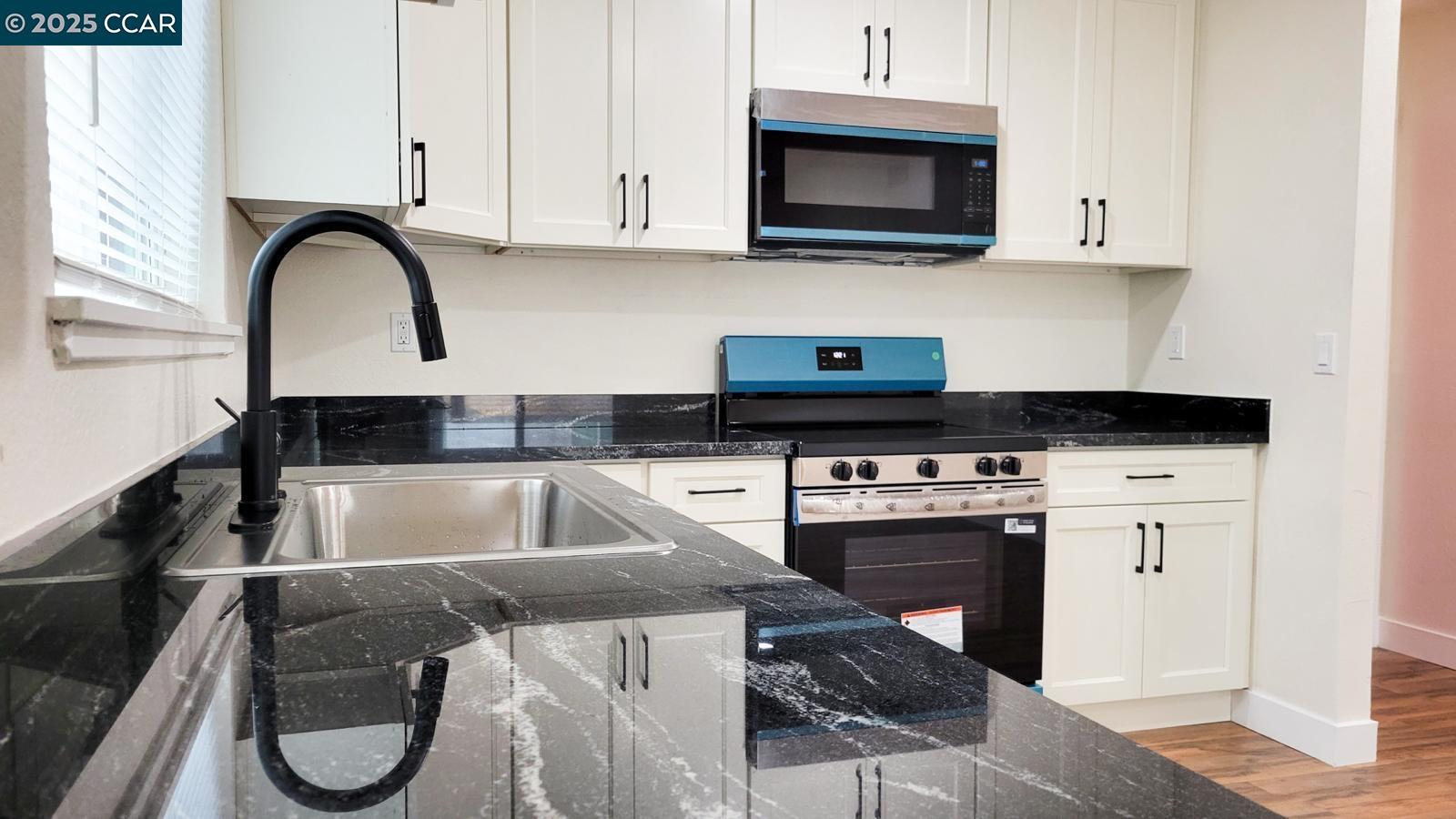 Detail Gallery Image 5 of 24 For 323 Filbert Ct, Oakley,  CA 94561 - 2 Beds | 2 Baths