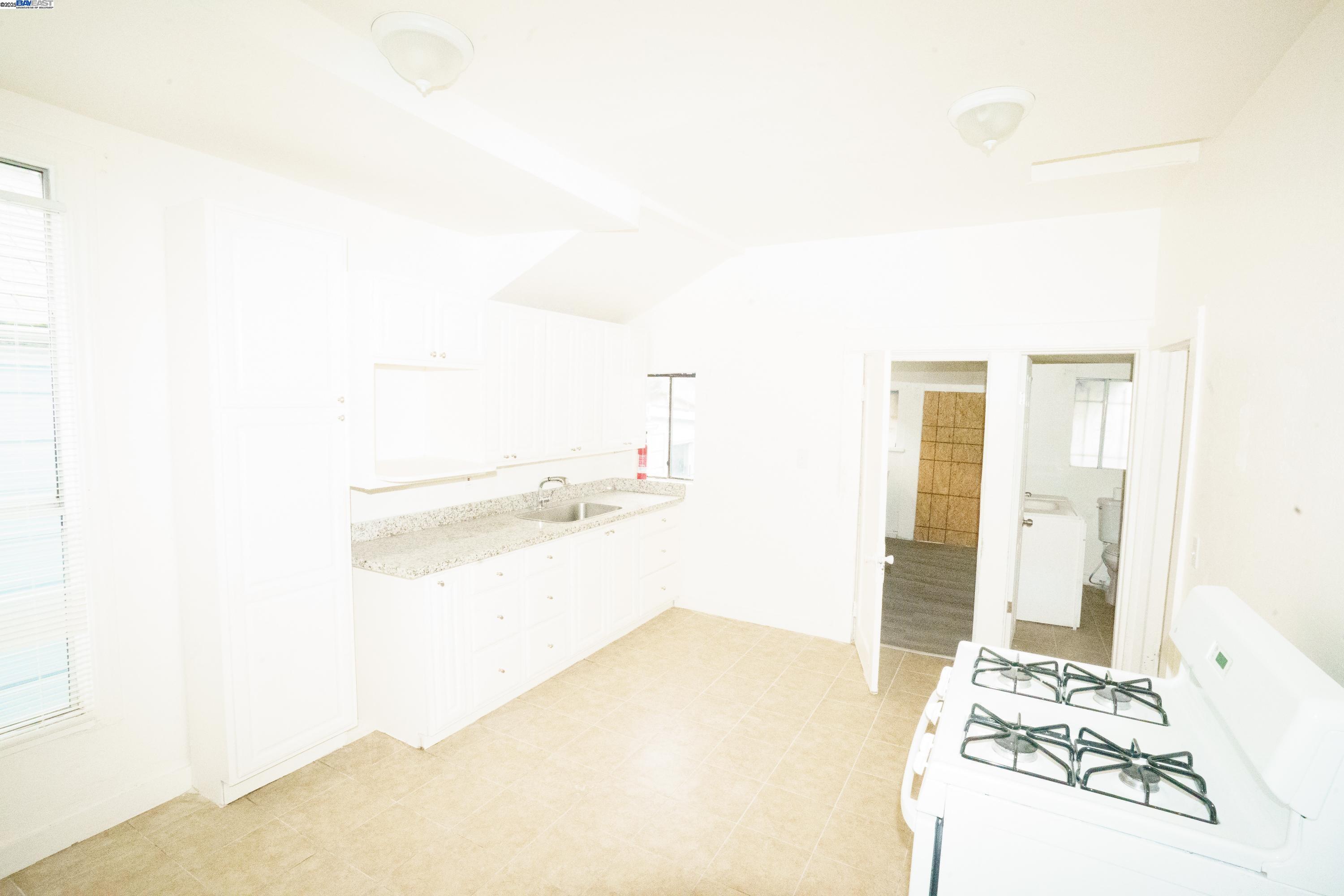 Detail Gallery Image 6 of 17 For 866 Isabella St, Oakland,  CA 94607 - 2 Beds | 1 Baths