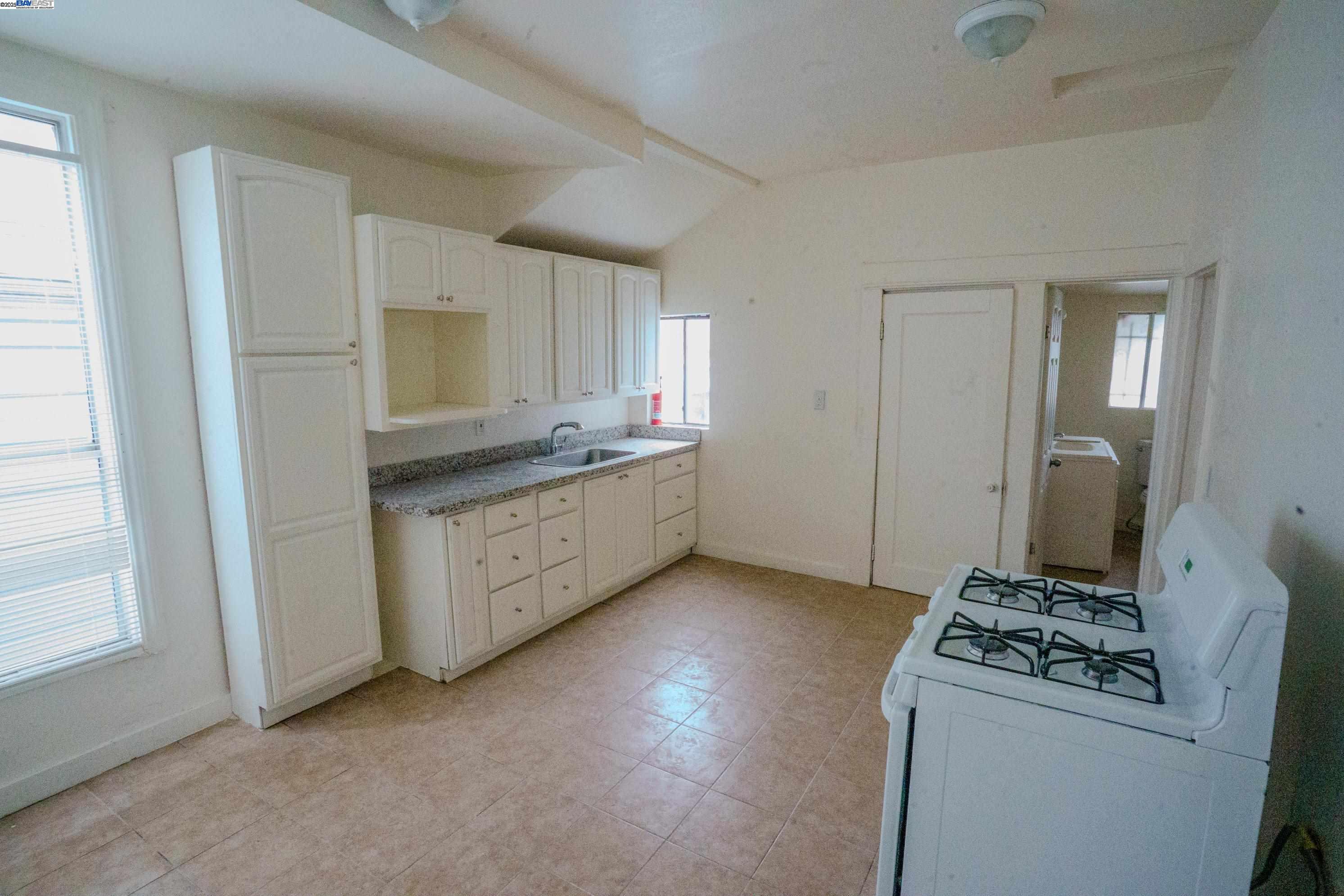 Detail Gallery Image 7 of 17 For 866 Isabella St, Oakland,  CA 94607 - 2 Beds | 1 Baths