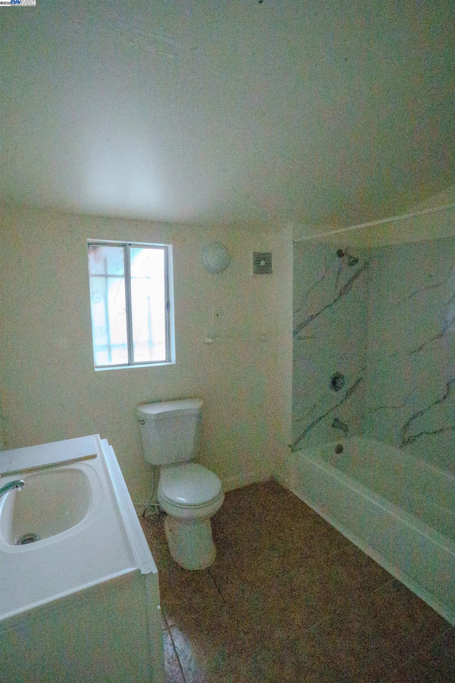 Detail Gallery Image 8 of 17 For 866 Isabella St, Oakland,  CA 94607 - 2 Beds | 1 Baths