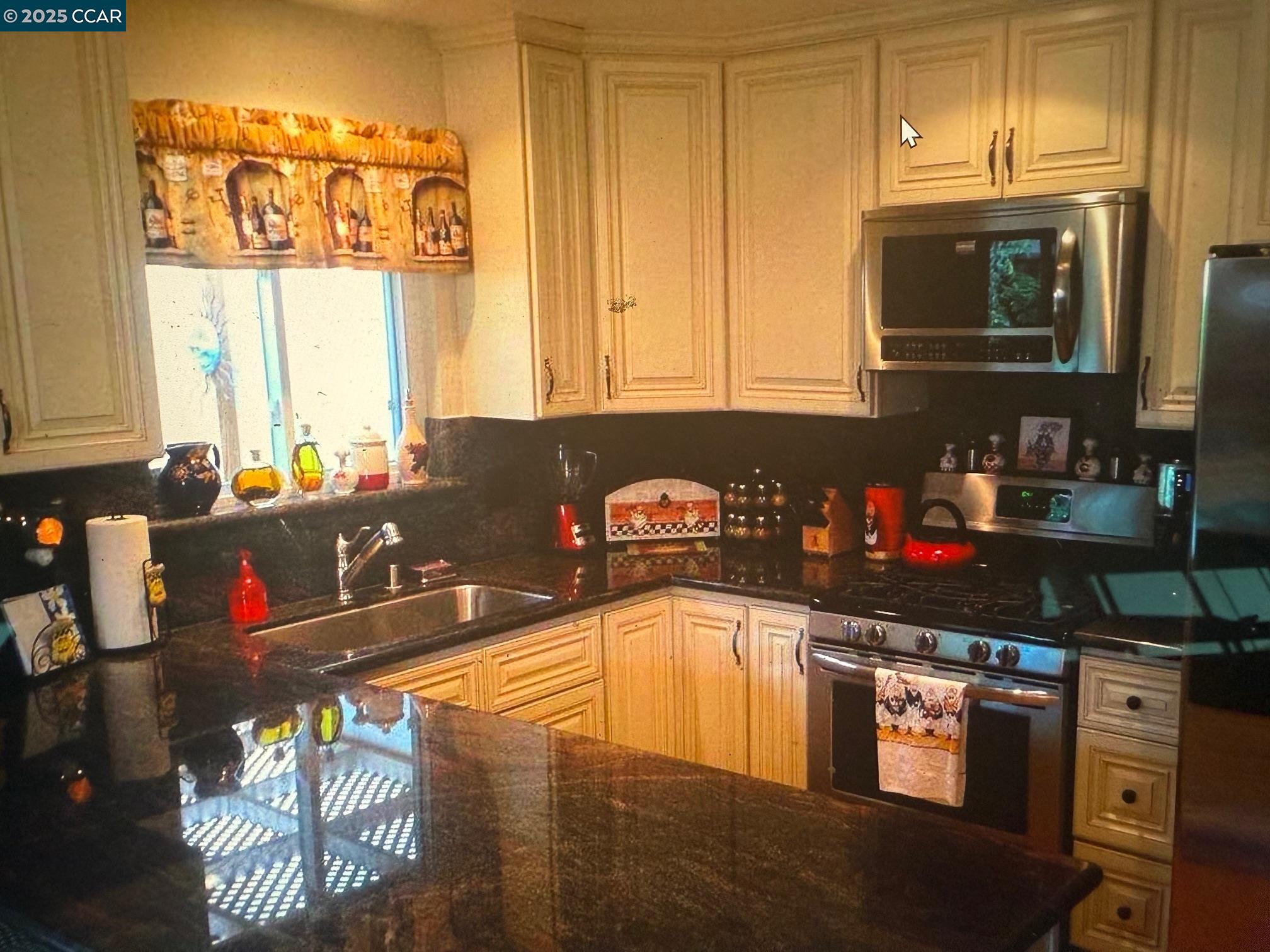 Detail Gallery Image 5 of 9 For 1241 Brookview Dr., Concord,  CA 94520 - 3 Beds | 2 Baths