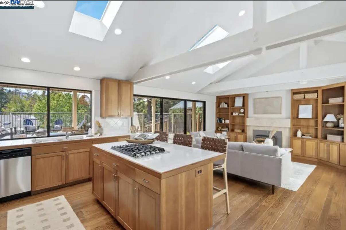 Detail Gallery Image 5 of 32 For 131 Clover Hill Ct, Danville,  CA 94526 - 4 Beds | 2/1 Baths