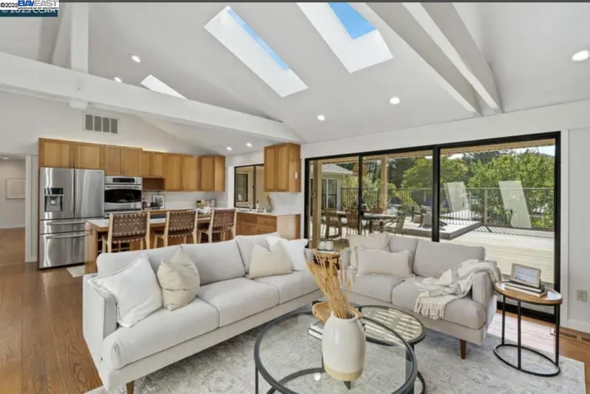 Detail Gallery Image 6 of 32 For 131 Clover Hill Ct, Danville,  CA 94526 - 4 Beds | 2/1 Baths