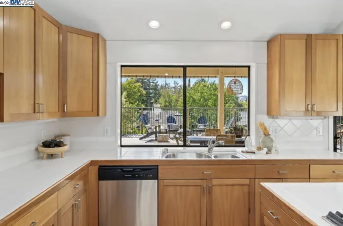 Detail Gallery Image 8 of 32 For 131 Clover Hill Ct, Danville,  CA 94526 - 4 Beds | 2/1 Baths