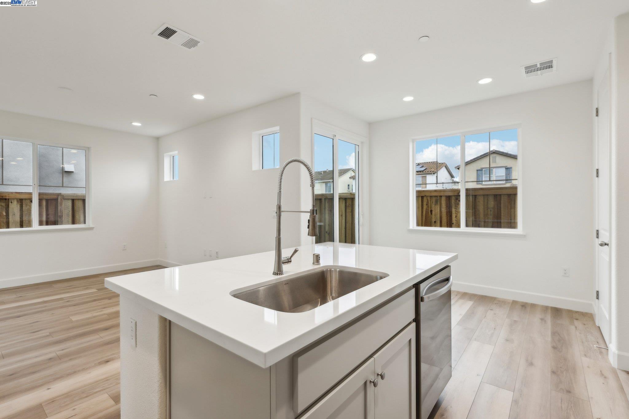 Detail Gallery Image 11 of 32 For 262 Mindy Way, Pittsburg,  CA 94565 - 4 Beds | 2/1 Baths