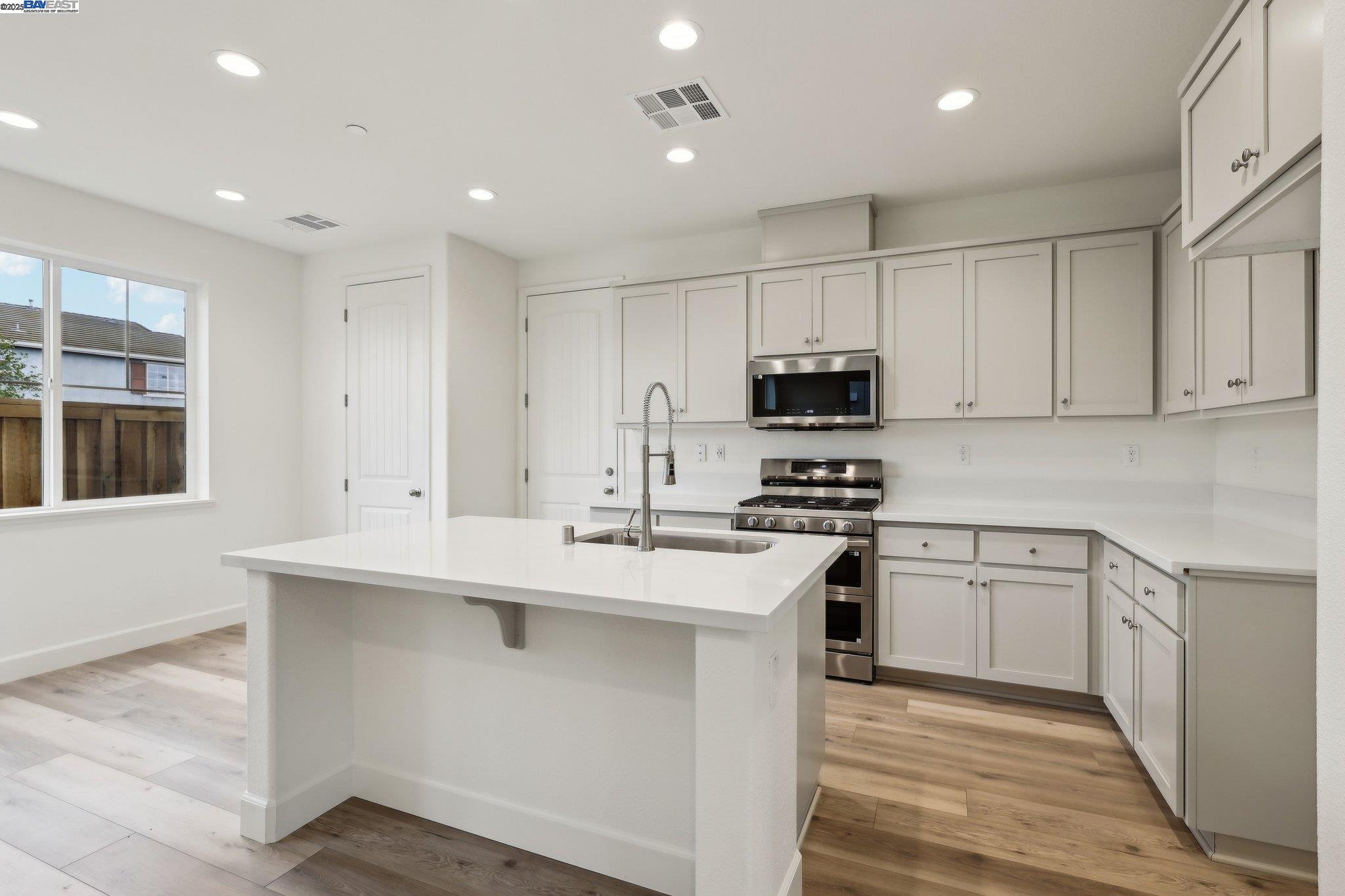 Detail Gallery Image 6 of 32 For 262 Mindy Way, Pittsburg,  CA 94565 - 4 Beds | 2/1 Baths