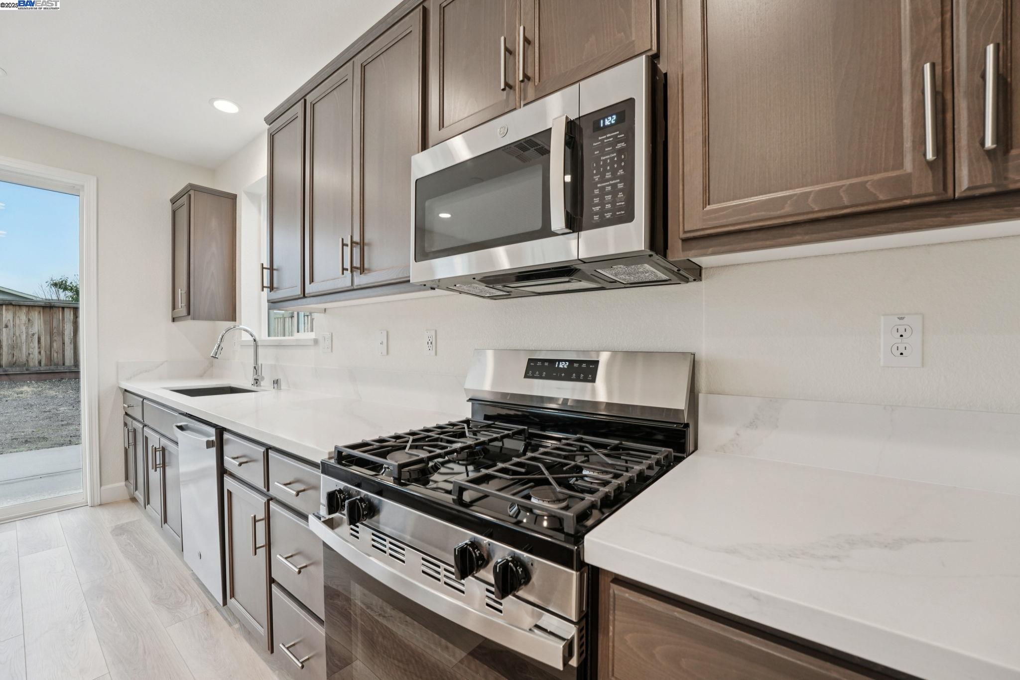 Detail Gallery Image 13 of 59 For 1300 Sunningdale Lane, Fairfield,  CA 94533 - 4 Beds | 2/1 Baths