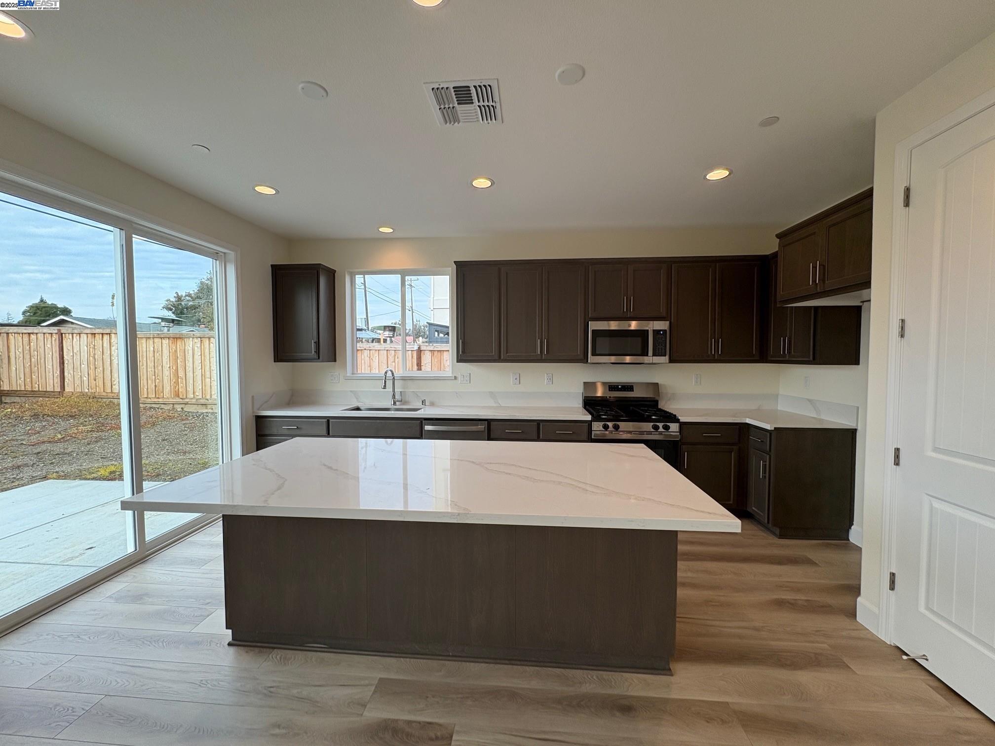 Detail Gallery Image 7 of 37 For 1300 Sunningdale Lane, Fairfield,  CA 94533 - 4 Beds | 2/1 Baths