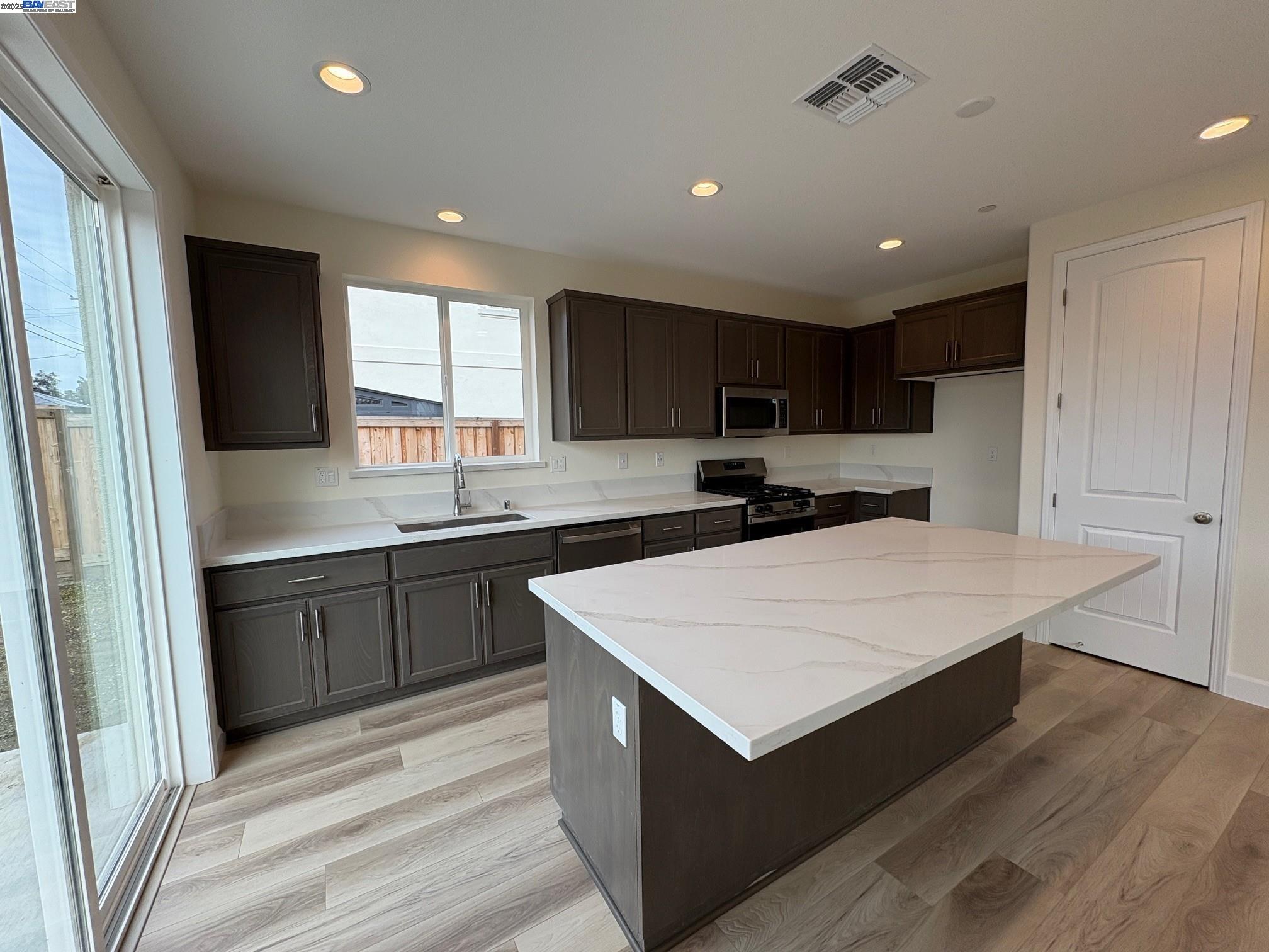 Detail Gallery Image 8 of 37 For 1300 Sunningdale Lane, Fairfield,  CA 94533 - 4 Beds | 2/1 Baths