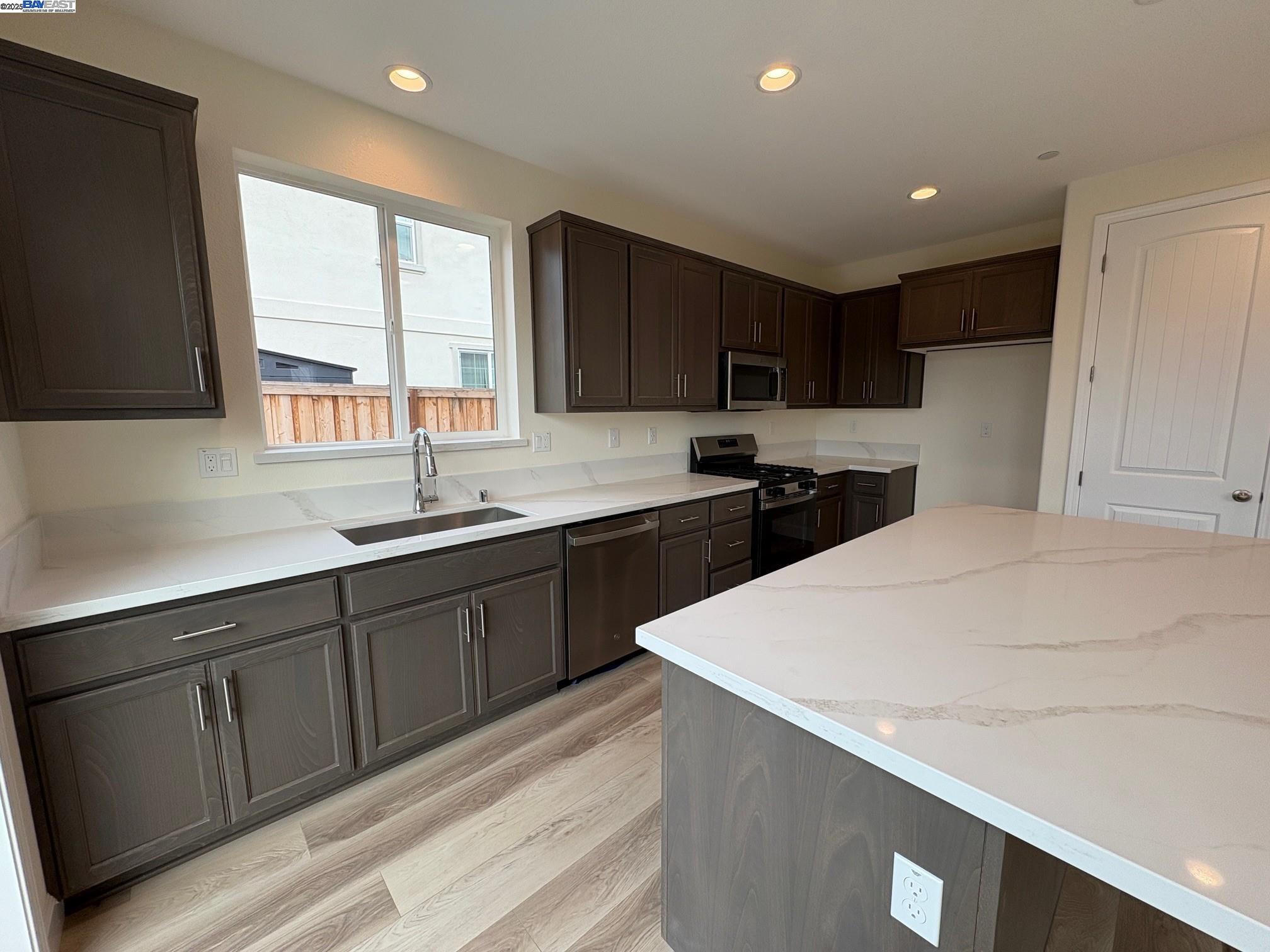 Detail Gallery Image 9 of 37 For 1300 Sunningdale Lane, Fairfield,  CA 94533 - 4 Beds | 2/1 Baths