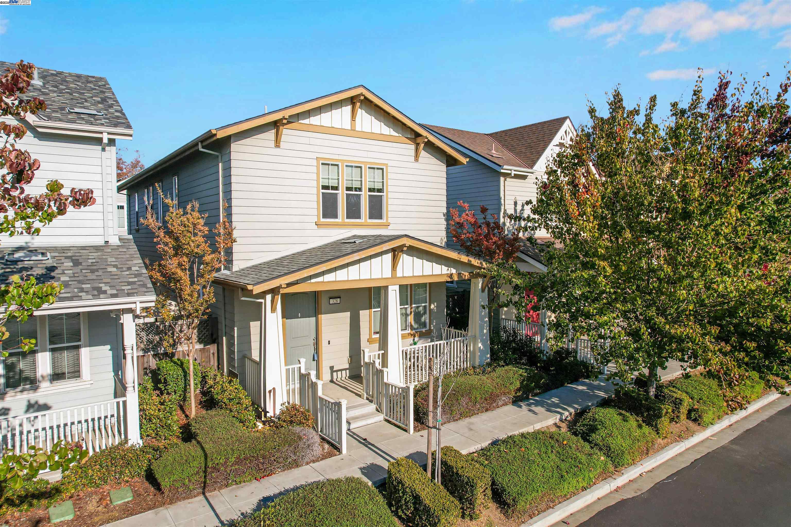 Detail Gallery Image 2 of 38 For 328 C St, Hayward,  CA 94541 - 4 Beds | 2/1 Baths