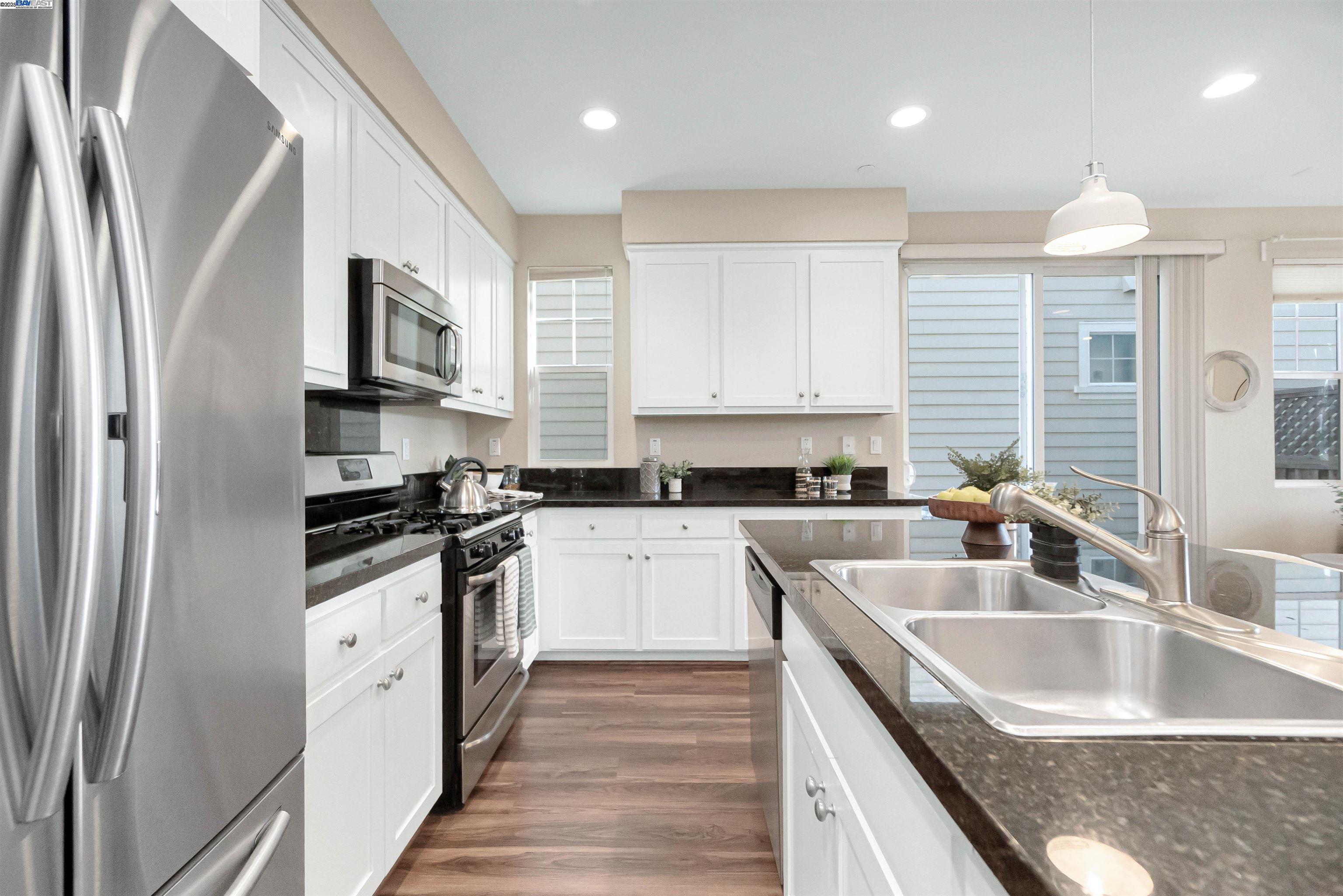 Detail Gallery Image 12 of 38 For 328 C St, Hayward,  CA 94541 - 4 Beds | 2/1 Baths