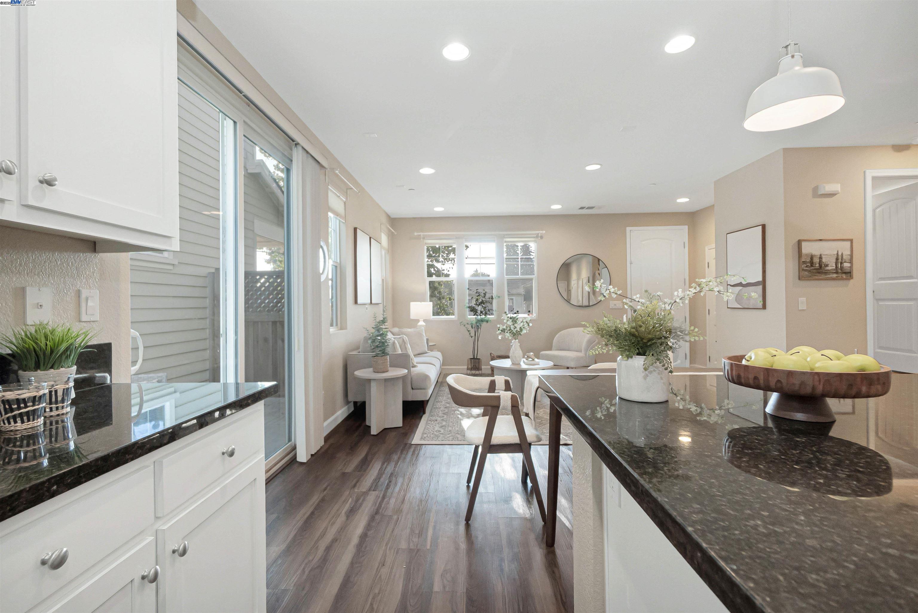 Detail Gallery Image 14 of 38 For 328 C St, Hayward,  CA 94541 - 4 Beds | 2/1 Baths