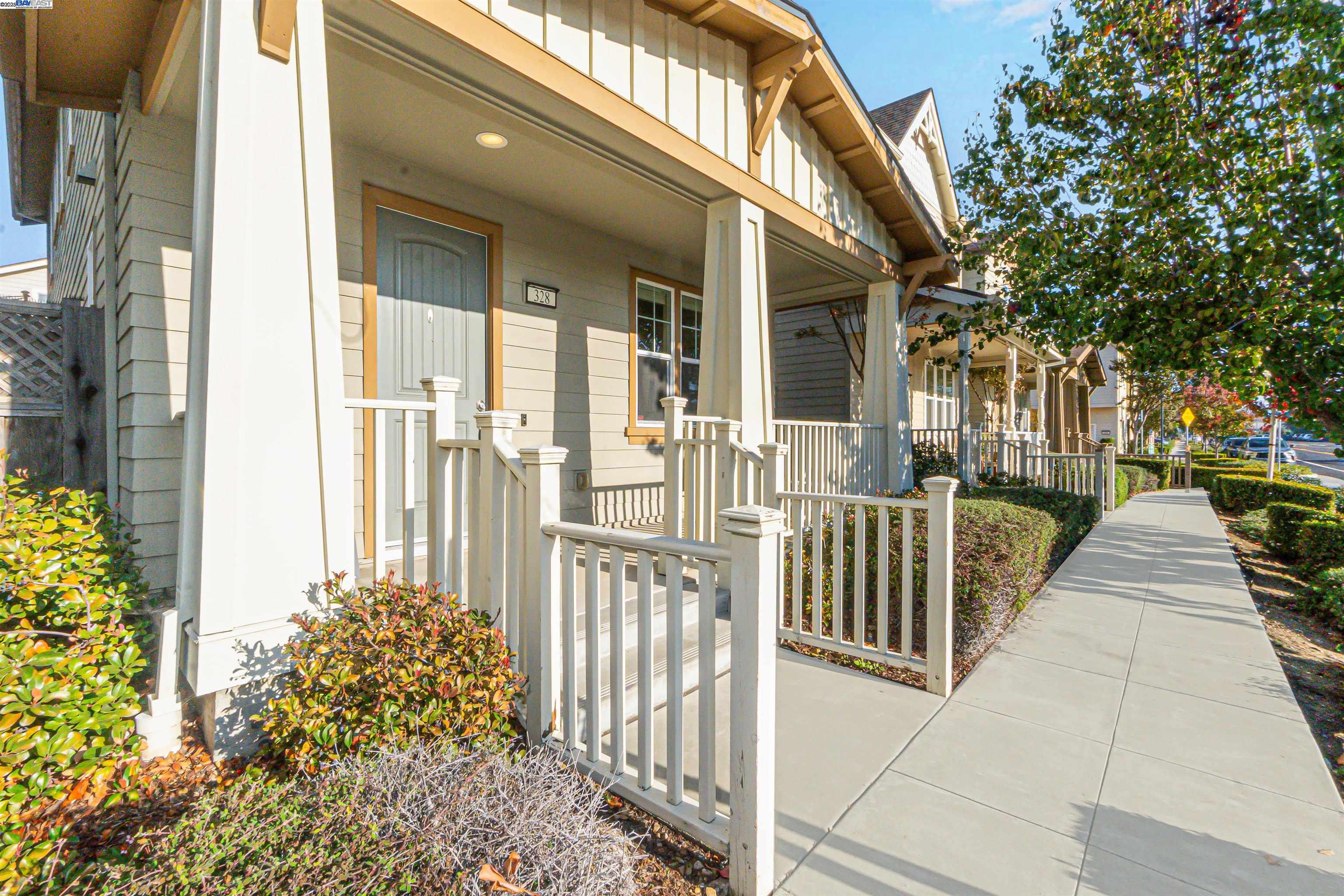 Detail Gallery Image 3 of 38 For 328 C St, Hayward,  CA 94541 - 4 Beds | 2/1 Baths