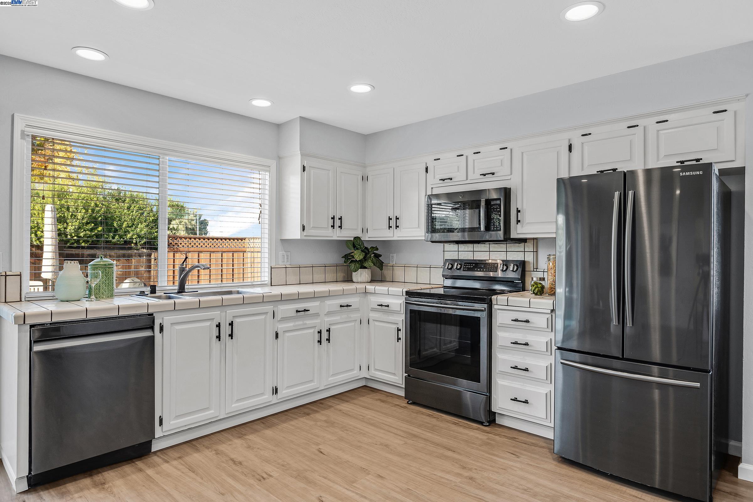 Detail Gallery Image 12 of 28 For 1307 Belfast Court, Livermore,  CA 94550 - 3 Beds | 2 Baths