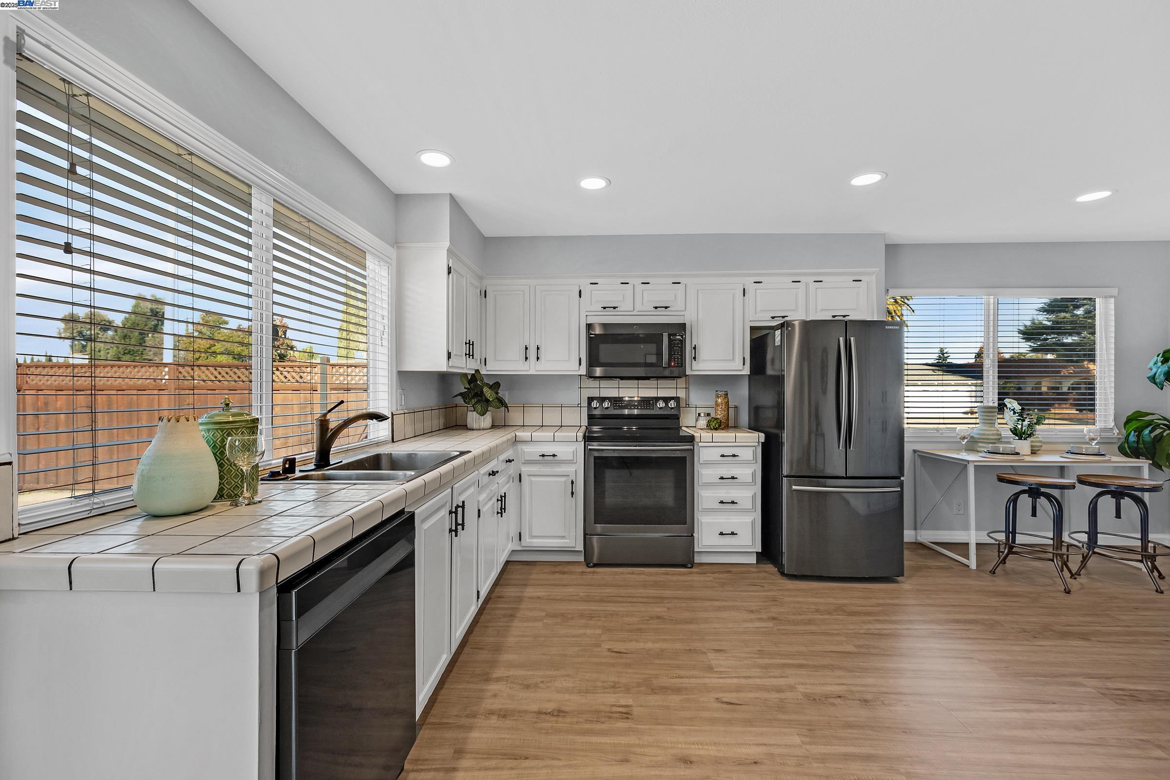 Detail Gallery Image 13 of 28 For 1307 Belfast Court, Livermore,  CA 94550 - 3 Beds | 2 Baths