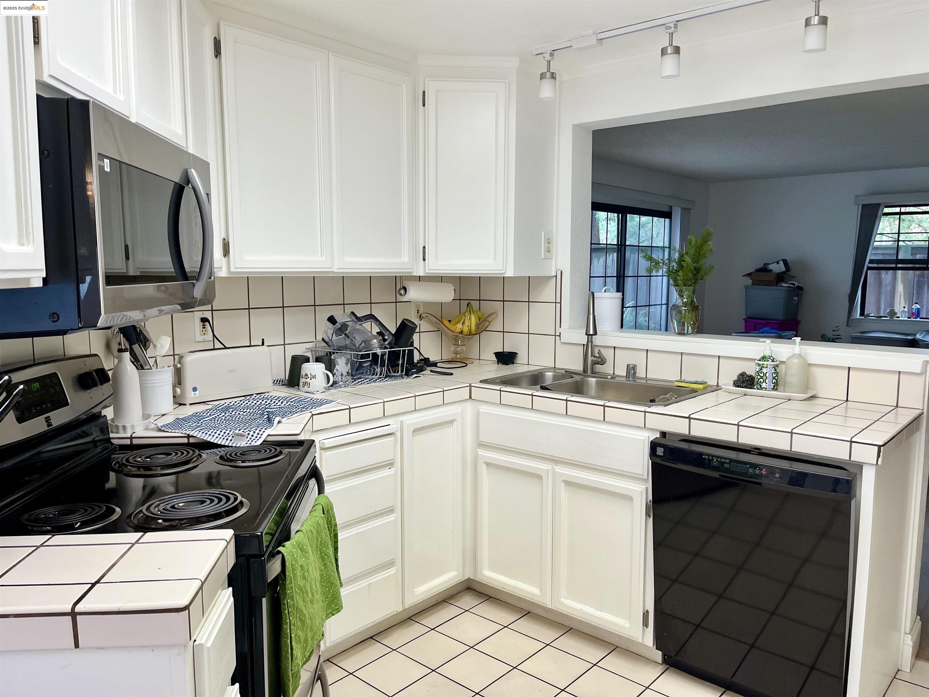 Detail Gallery Image 2 of 19 For 600 Chandon Ct, Walnut Creek,  CA 94597-7315 - 3 Beds | 2/1 Baths