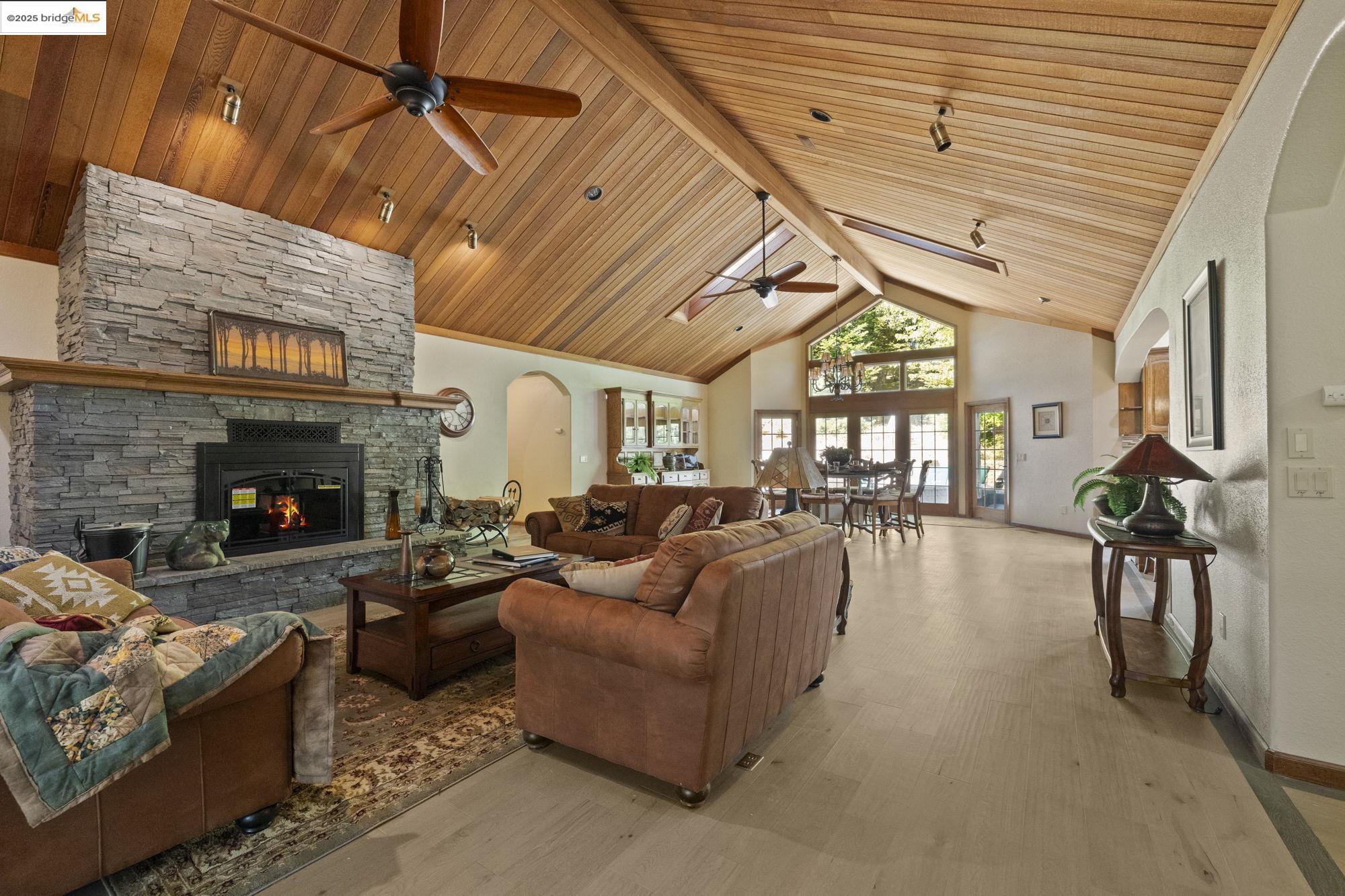 Detail Gallery Image 14 of 59 For 17355 High Grade Ln, Sonora,  CA 95370 - 4 Beds | 4/1 Baths