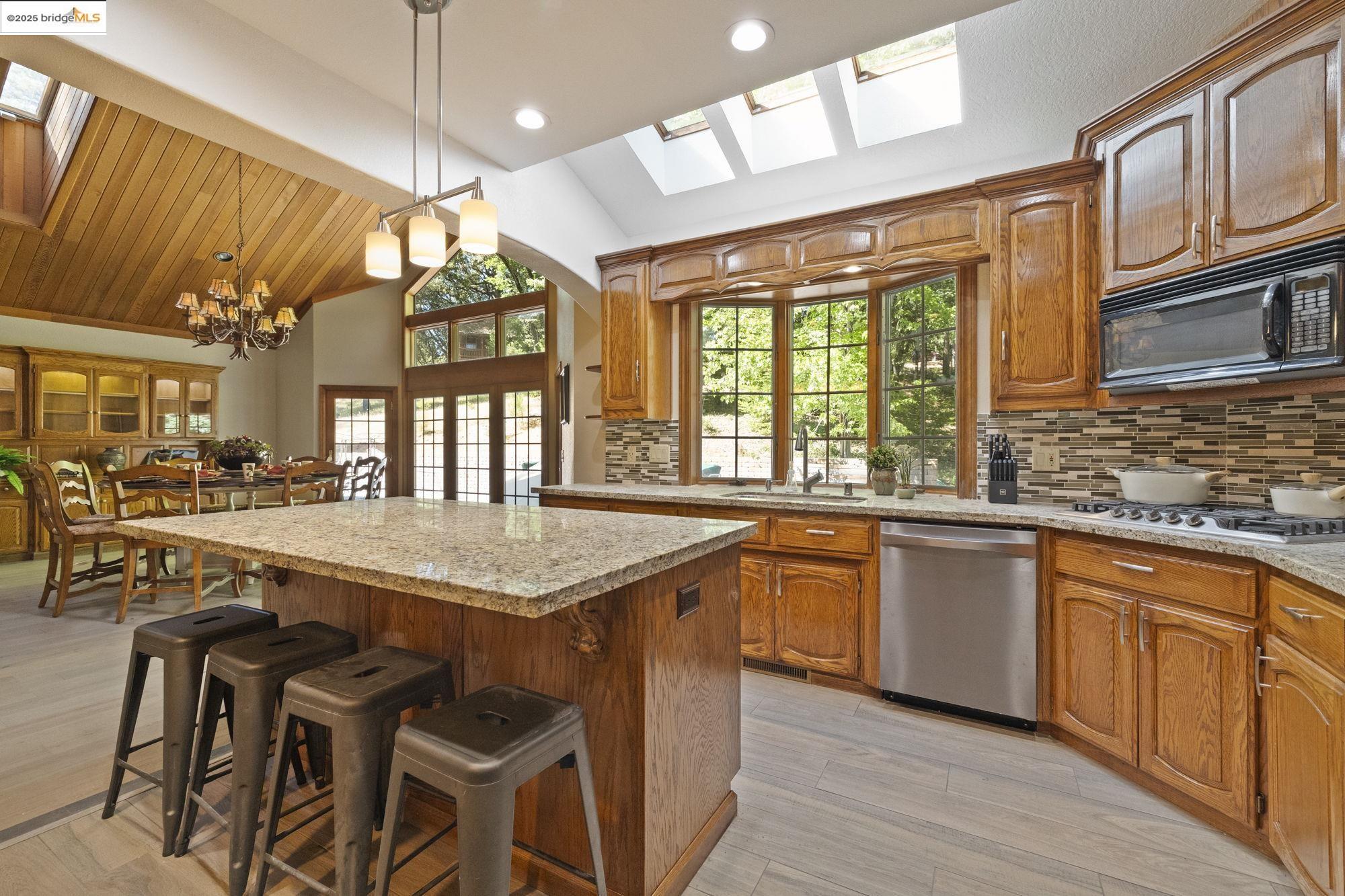 Detail Gallery Image 4 of 59 For 17355 High Grade Ln, Sonora,  CA 95370 - 4 Beds | 4/1 Baths