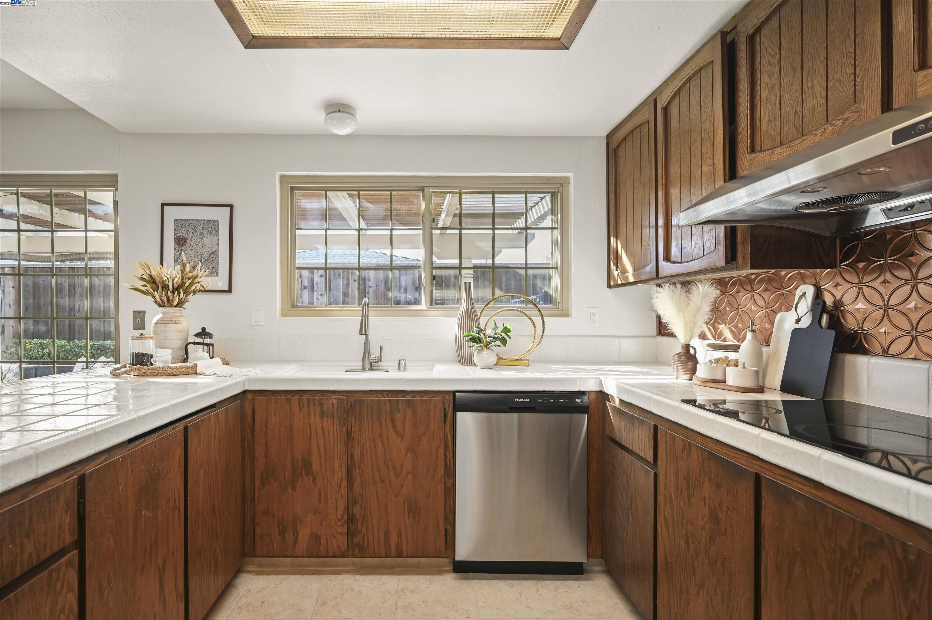 Detail Gallery Image 12 of 34 For 9985 Windsor Way, San Ramon,  CA 94583 - 4 Beds | 2/1 Baths