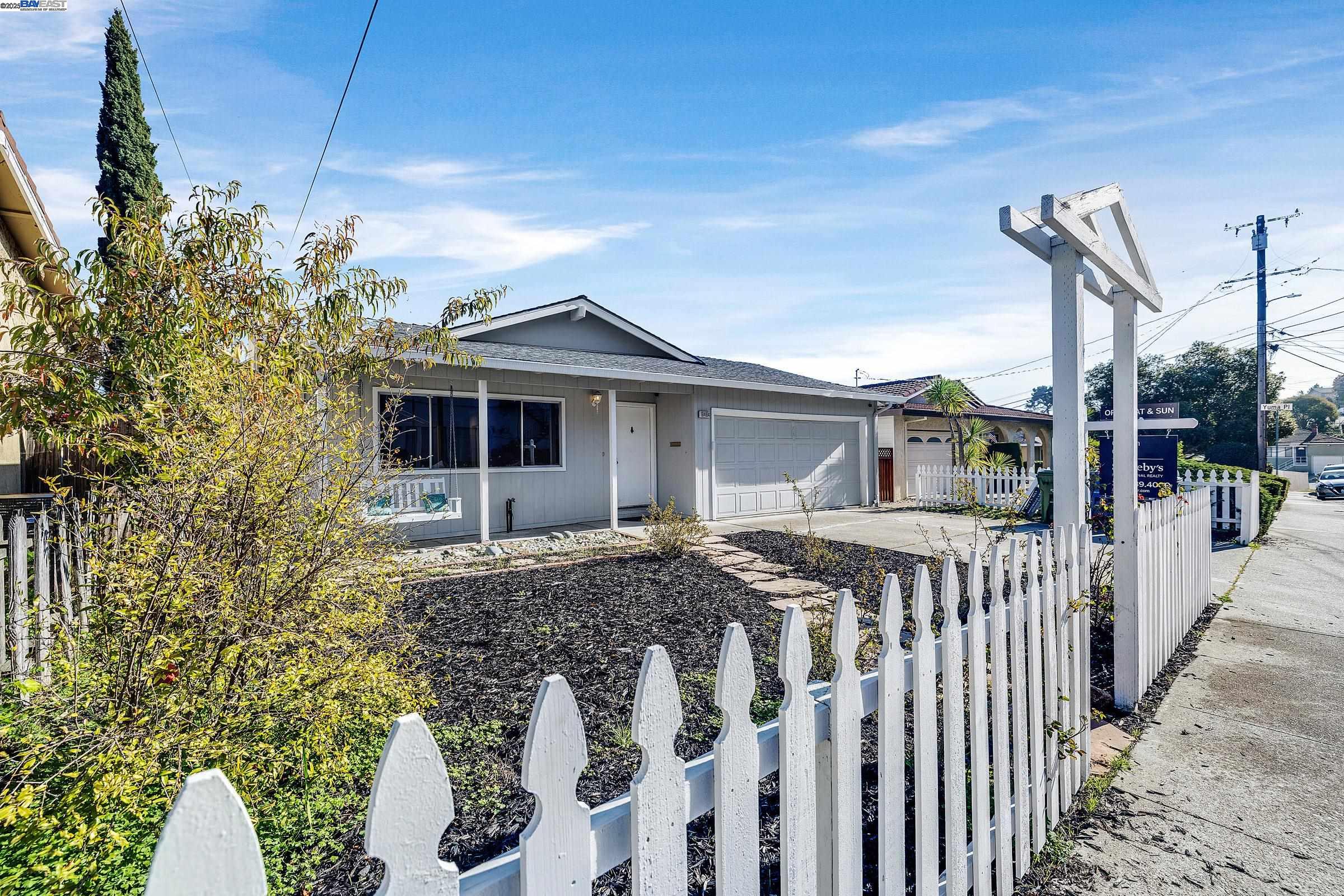 Detail Gallery Image 3 of 38 For 19464 Yuma St, Castro Valley,  CA 94546 - 5 Beds | 3/1 Baths