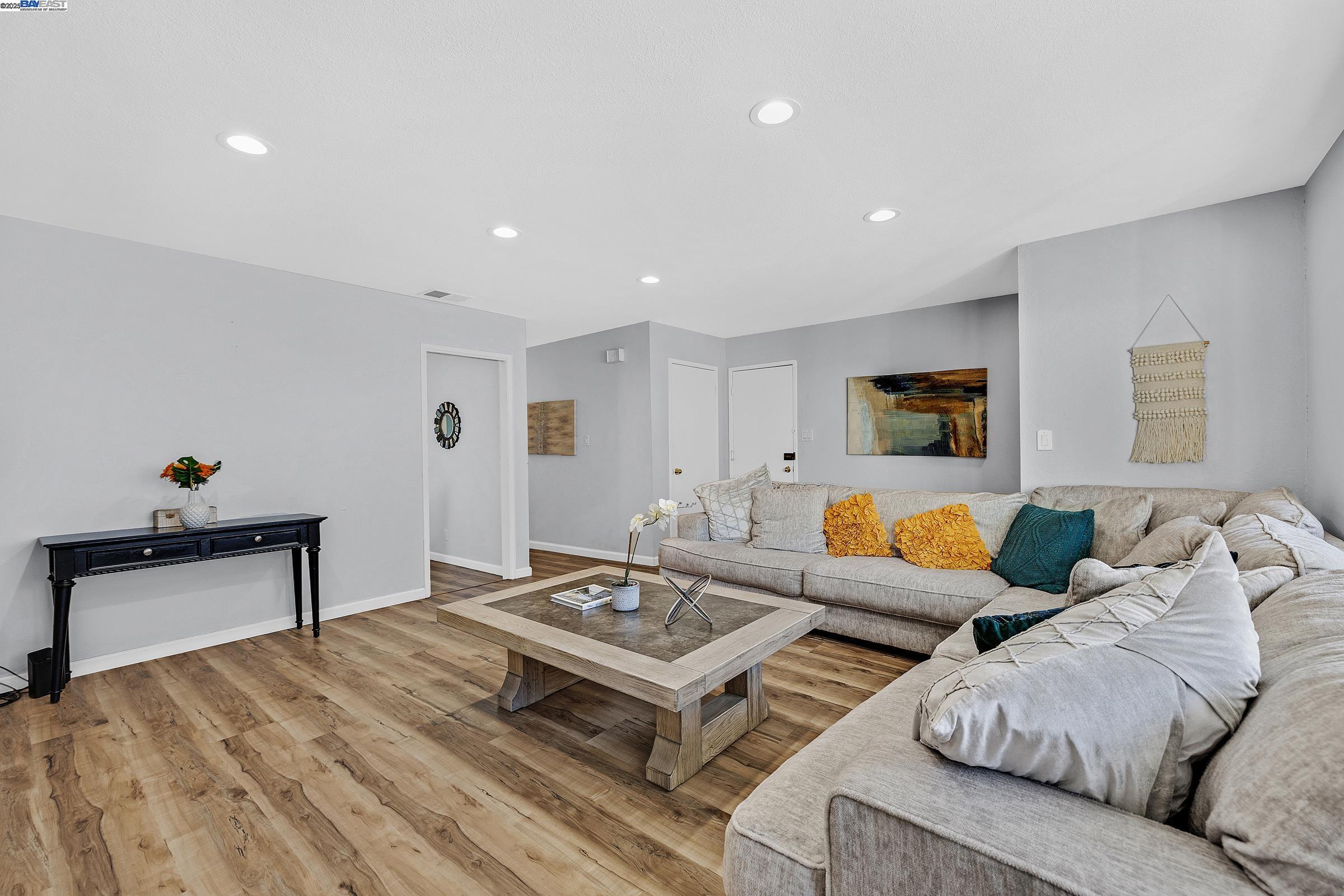 Detail Gallery Image 4 of 38 For 19464 Yuma St, Castro Valley,  CA 94546 - 5 Beds | 3/1 Baths