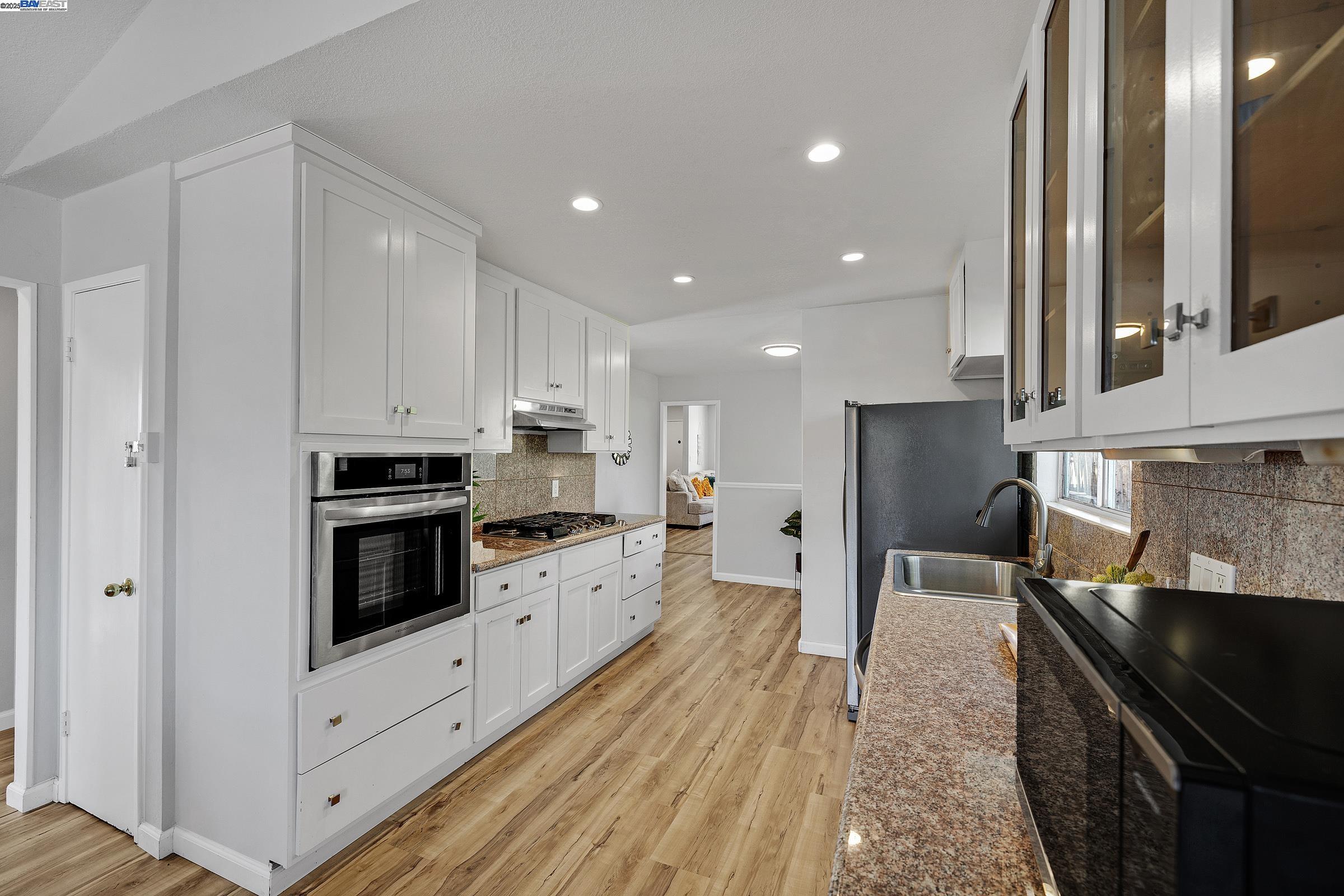 Detail Gallery Image 5 of 38 For 19464 Yuma St, Castro Valley,  CA 94546 - 5 Beds | 3/1 Baths