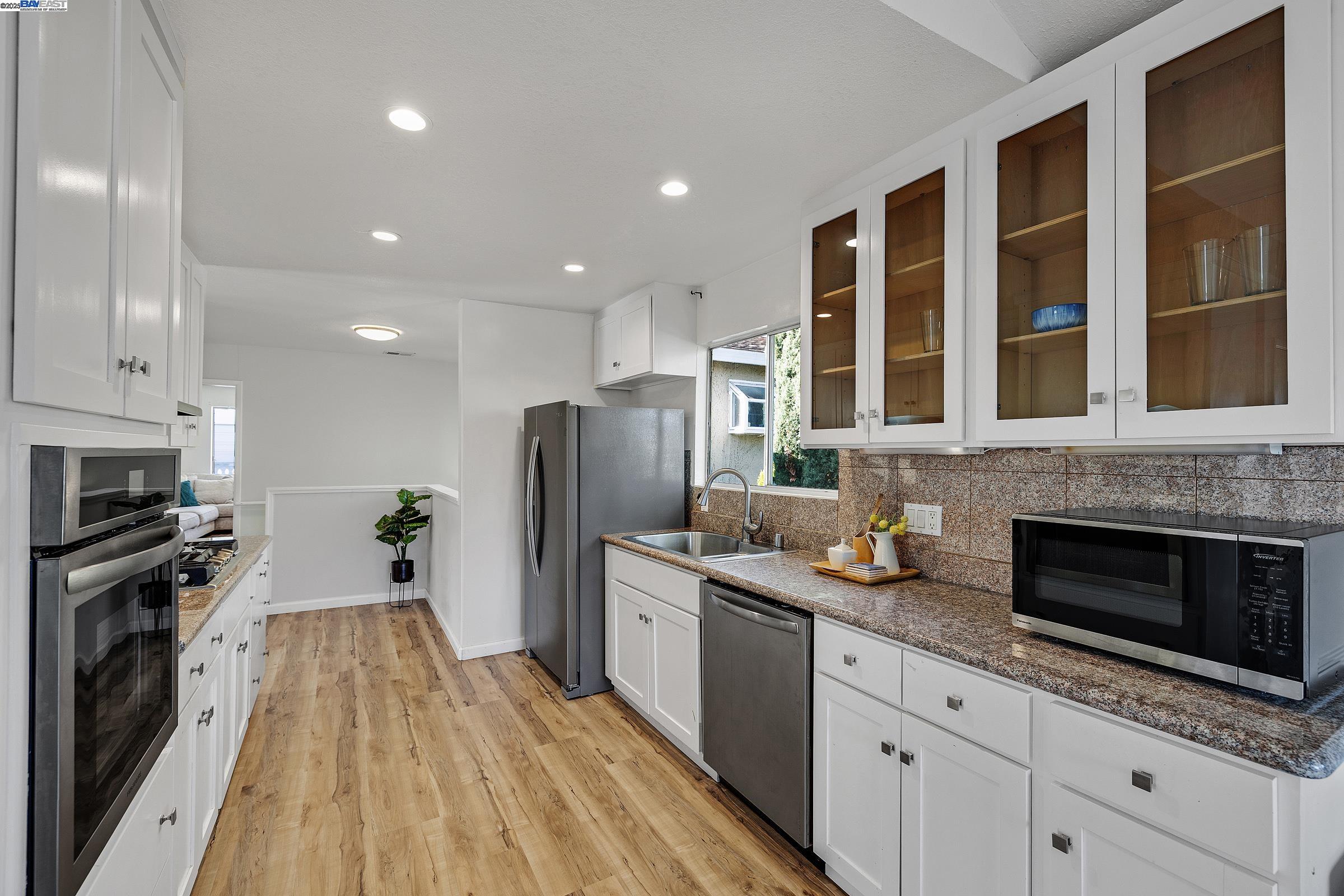 Detail Gallery Image 6 of 38 For 19464 Yuma St, Castro Valley,  CA 94546 - 5 Beds | 3/1 Baths