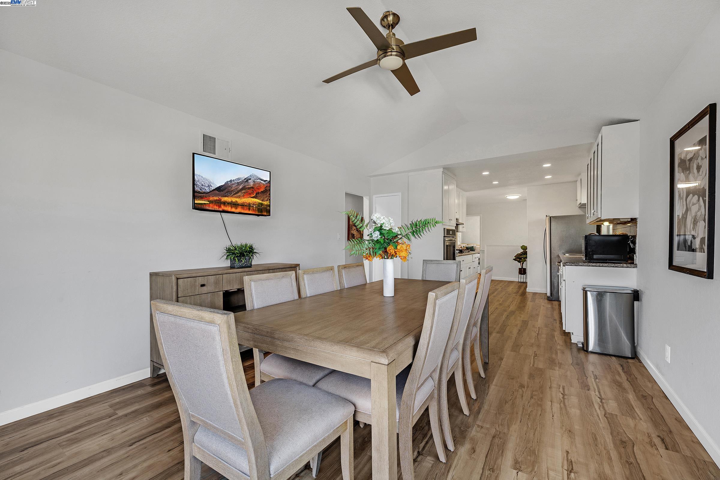 Detail Gallery Image 7 of 38 For 19464 Yuma St, Castro Valley,  CA 94546 - 5 Beds | 3/1 Baths