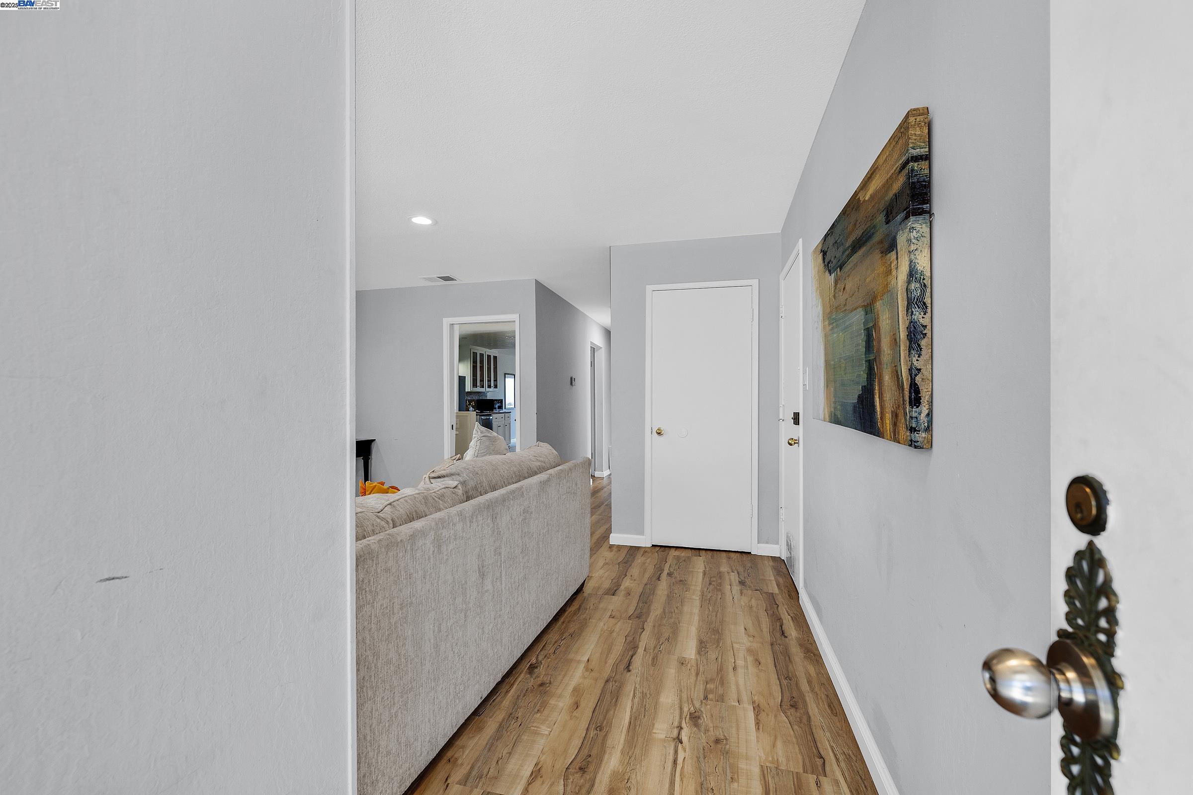 Detail Gallery Image 9 of 38 For 19464 Yuma St, Castro Valley,  CA 94546 - 5 Beds | 3/1 Baths