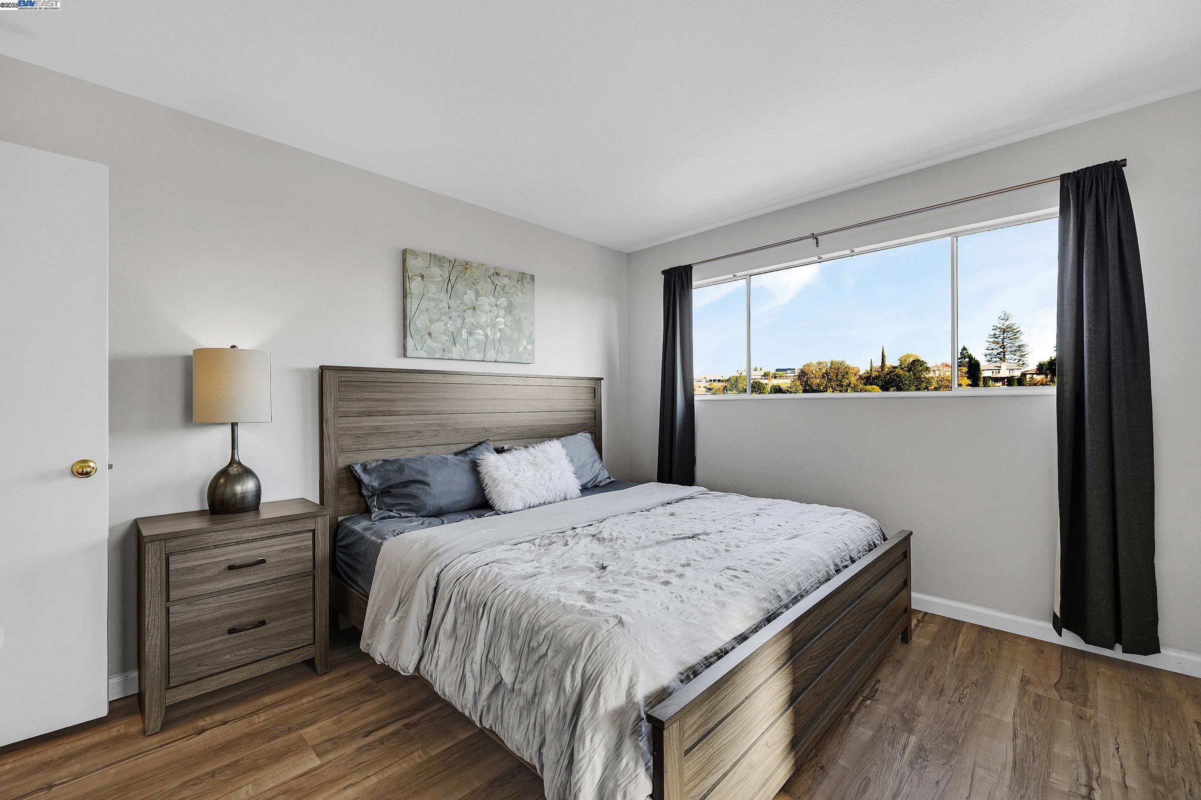 Detail Gallery Image 10 of 38 For 19464 Yuma St, Castro Valley,  CA 94546 - 5 Beds | 3/1 Baths